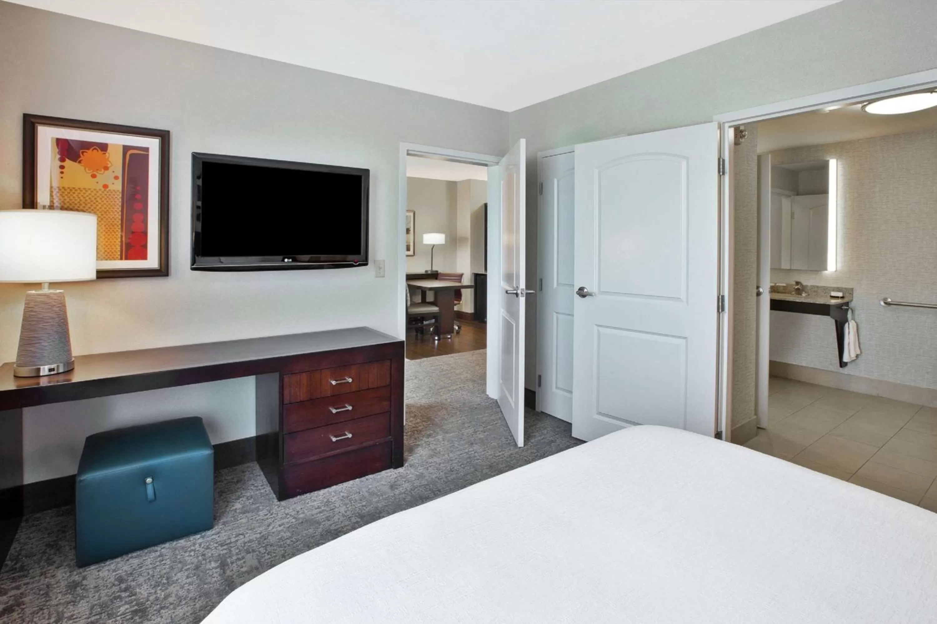 Bedroom, Bed in Embassy Suites Columbus - Airport