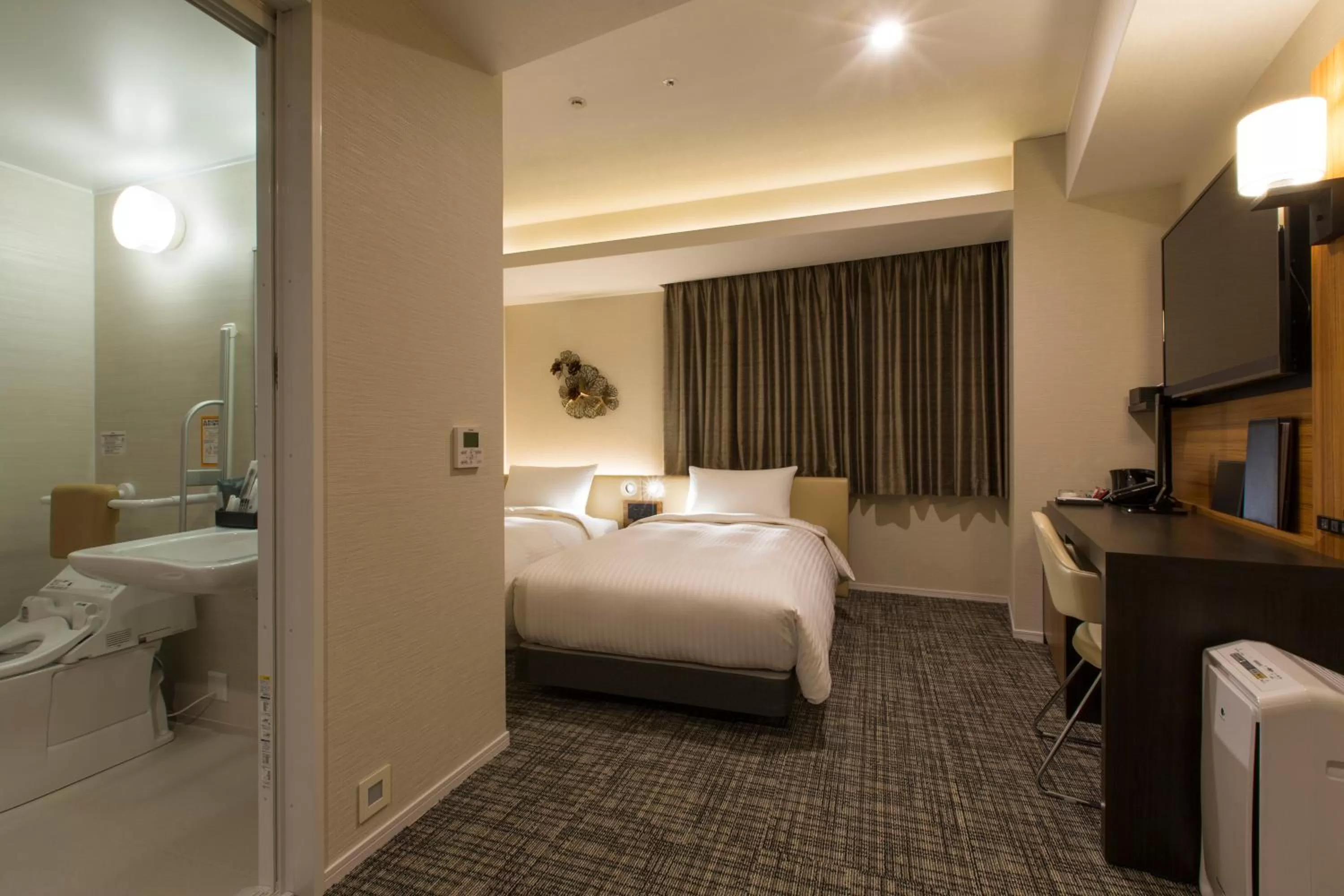 Photo of the whole room, Bed in Premier Hotel -CABIN PRESIDENT- Osaka