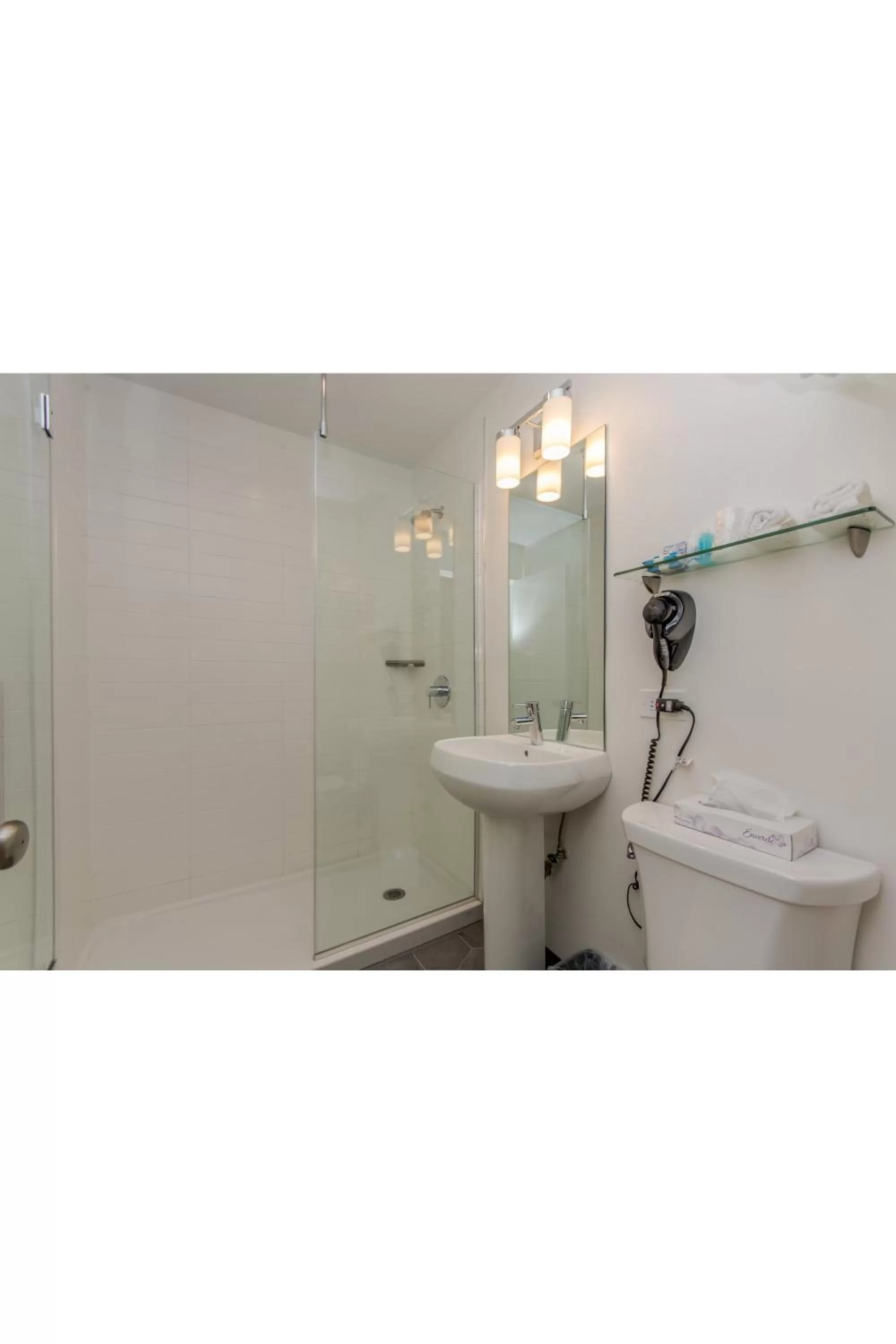 Bathroom in Ohio House Motel