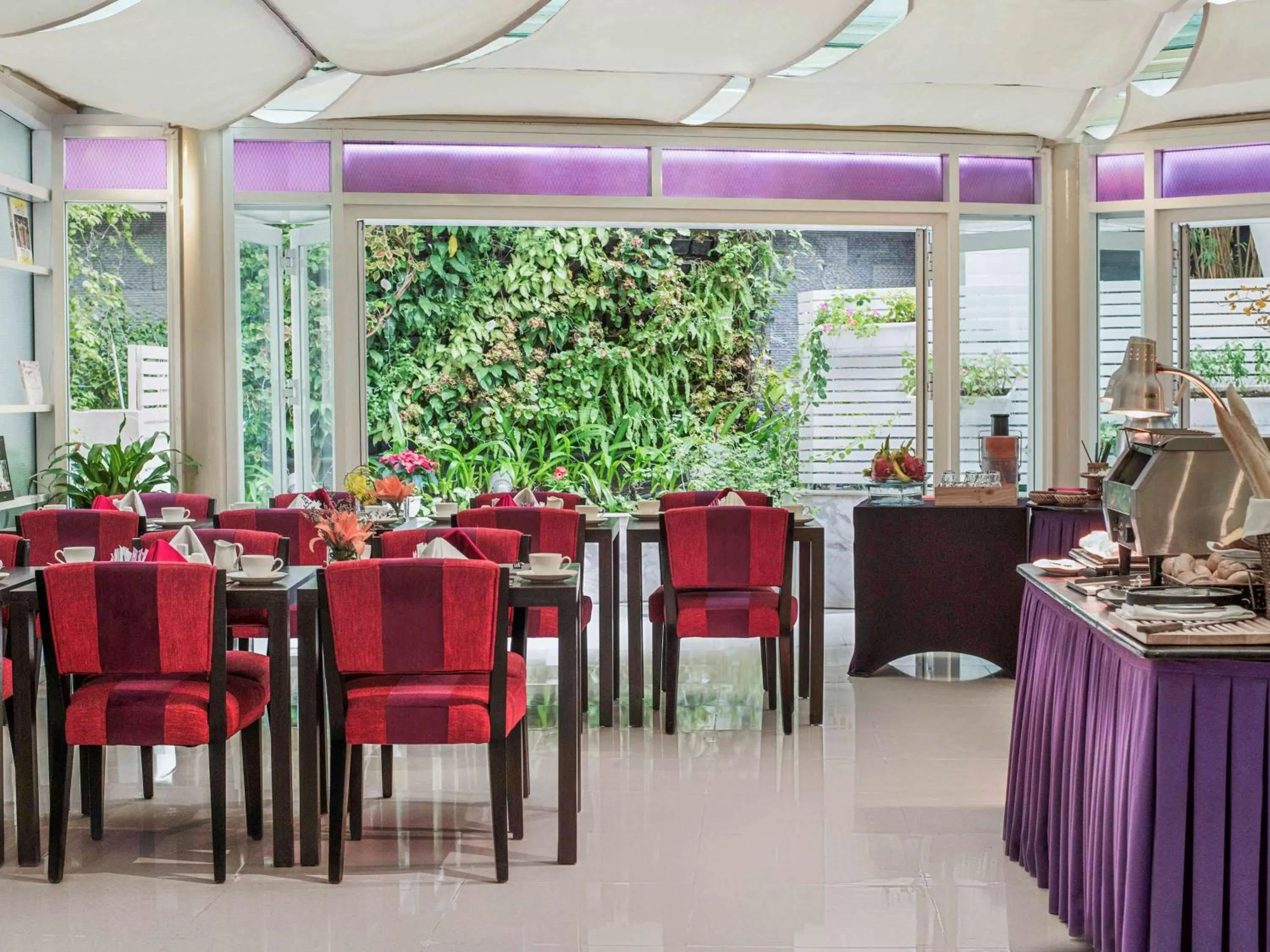 Restaurant/places to eat in Mercure Hanoi La Gare Hotel