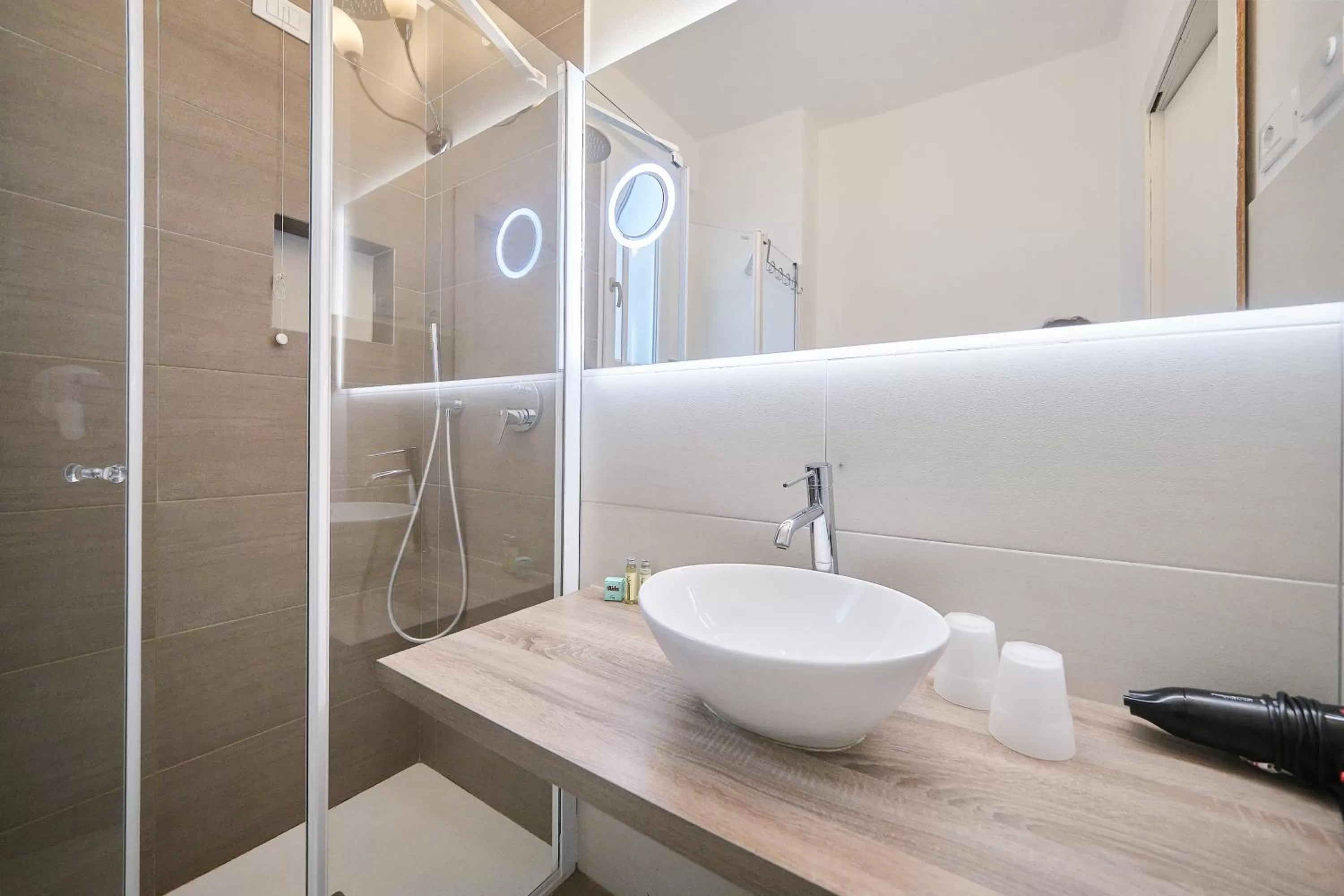 Shower in Front Lake Apartment Bardolino