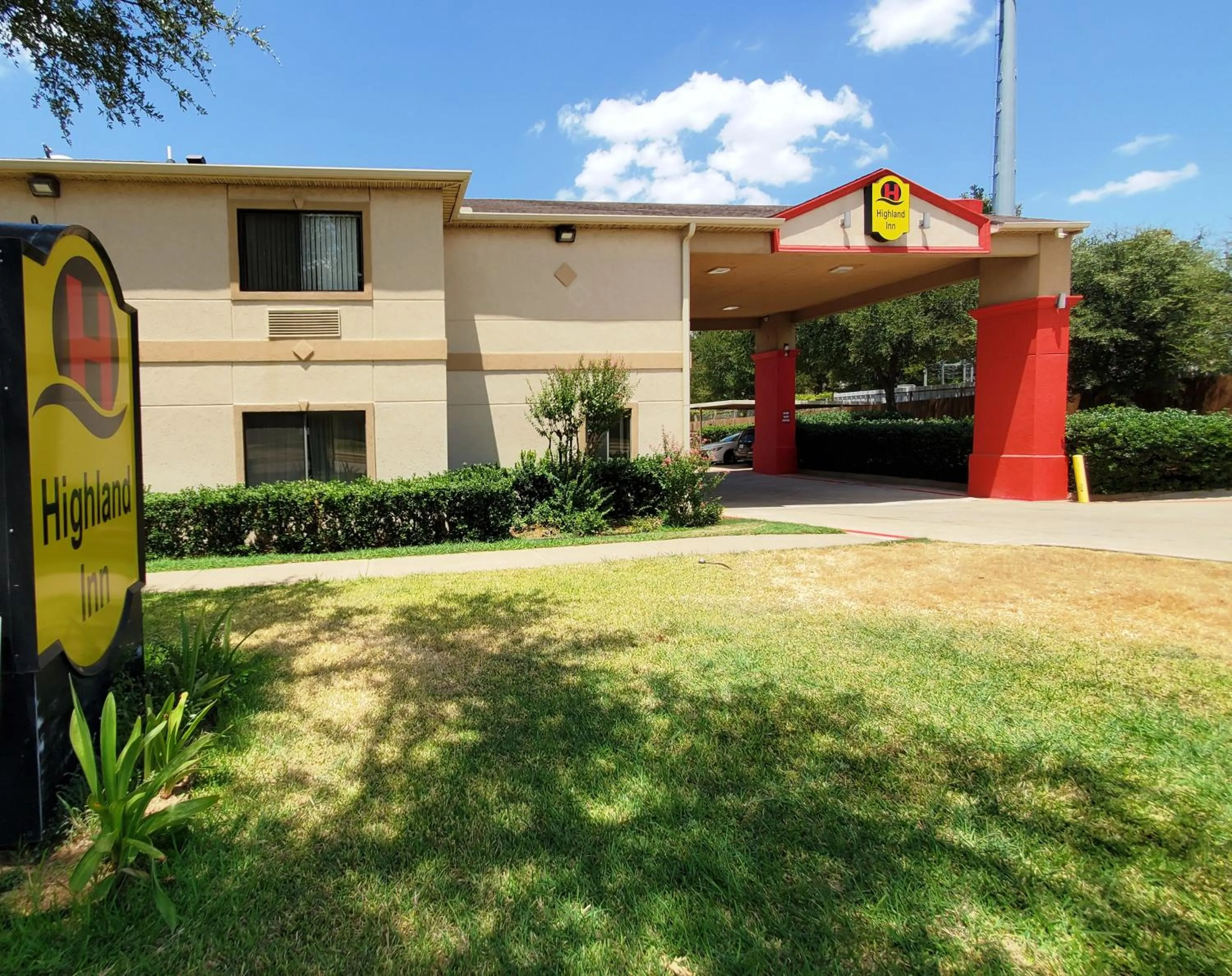 Facade/entrance in Highland Inn