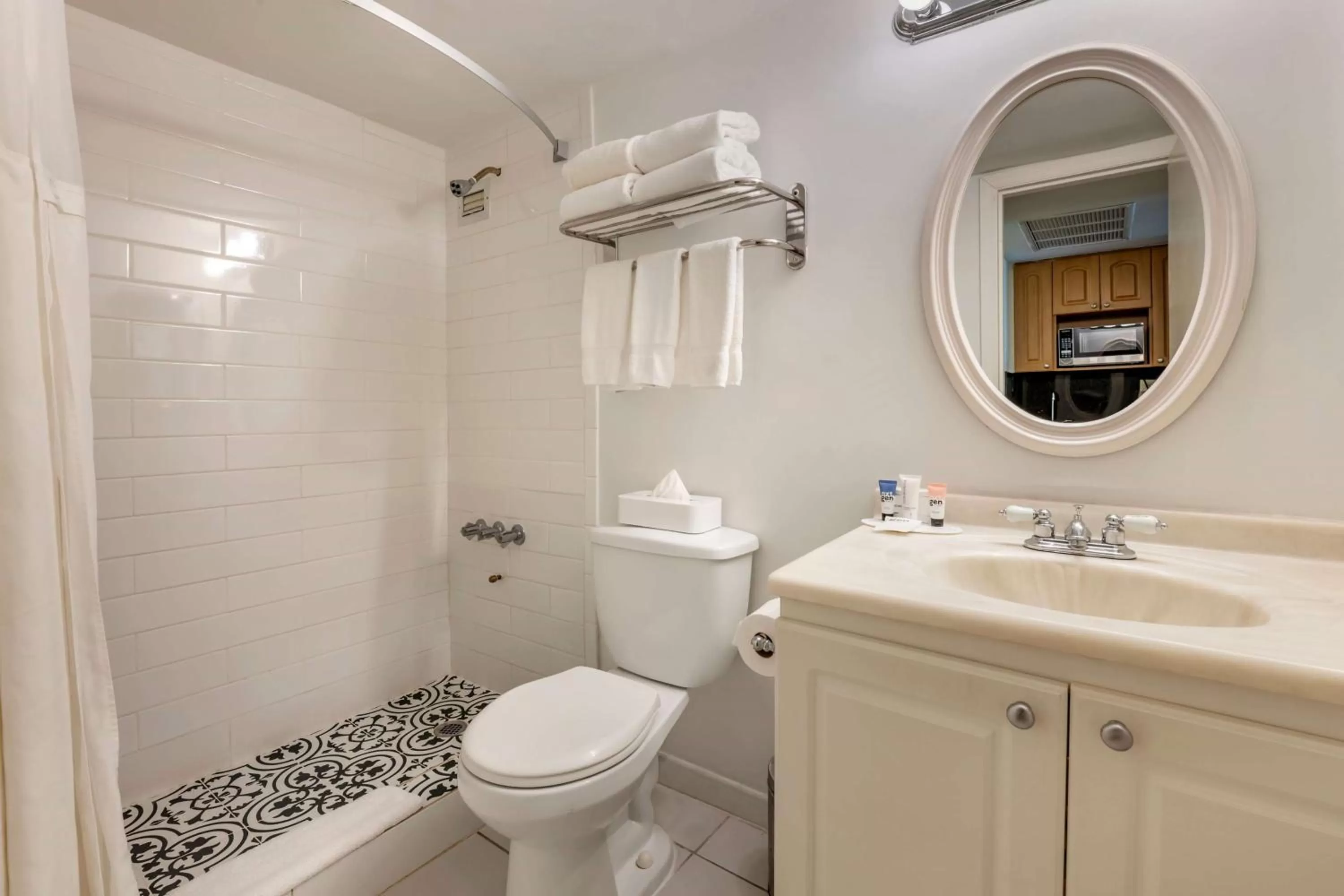 TV and multimedia in Ramada Plaza by Wyndham Marco Polo Beach Resort