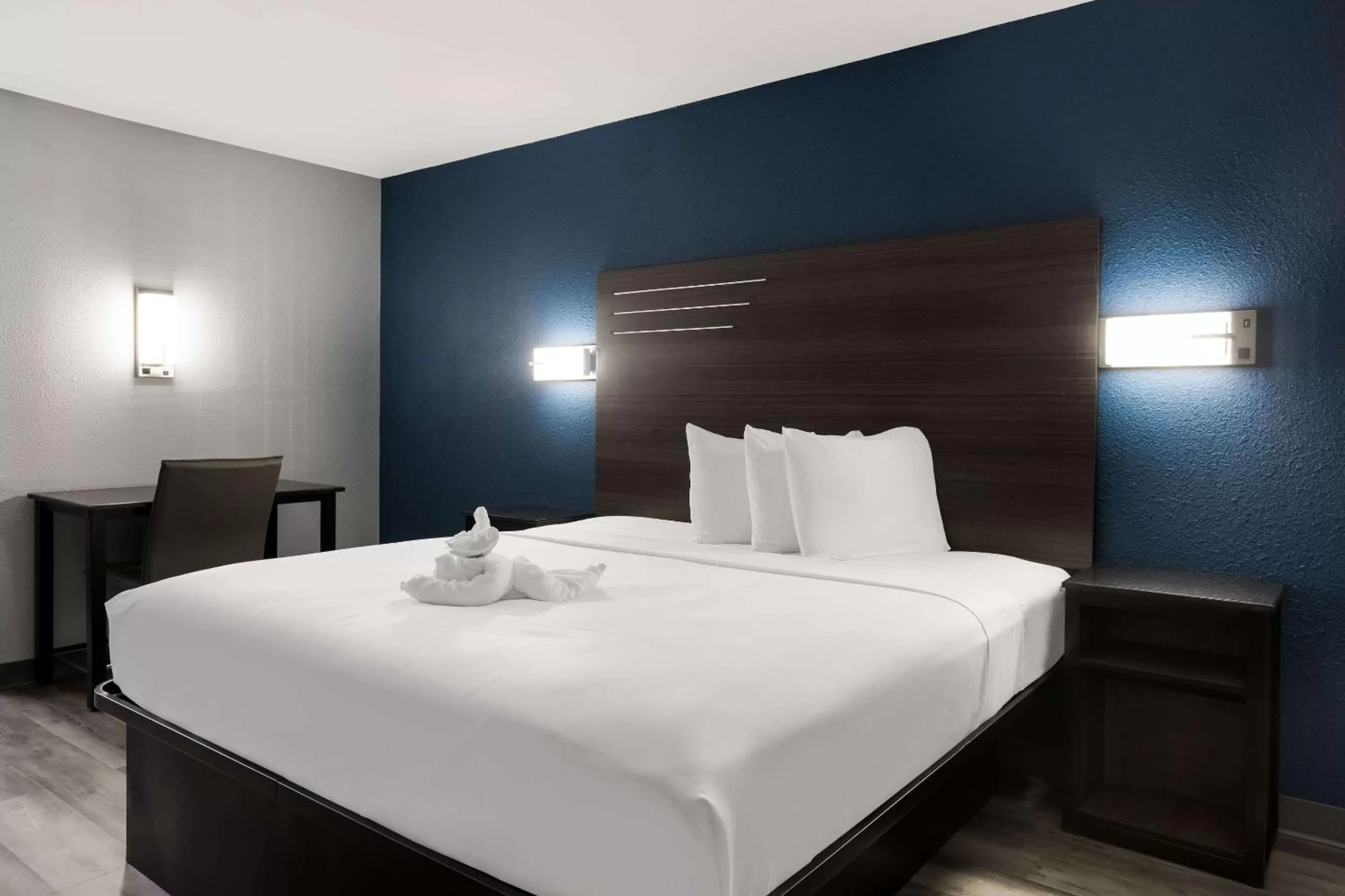 Bedroom, Bed in Suburban Studios Hinesville - Fort Stewart Area