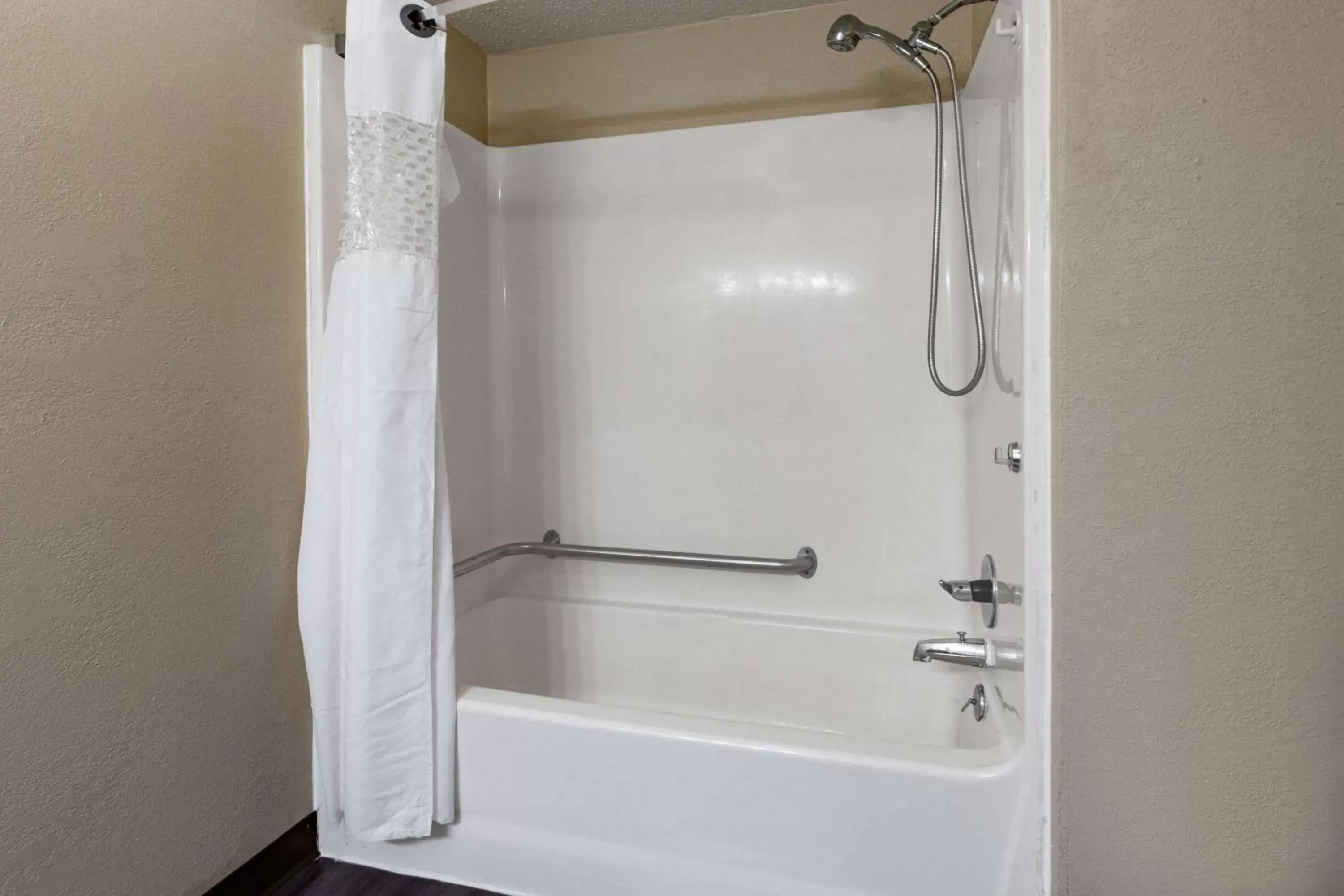 1 King Bed, Mobility/Hearing Accessible Room, Bathtub w/ Grab Bars, Non-Smoking in Travelodge by Wyndham Monroe 1 King Bed, Mobility/Hearing Accessible Room, Bathtub w/ Grab Bars, Non-Smoking in Travelodge by Wyndham Monroe