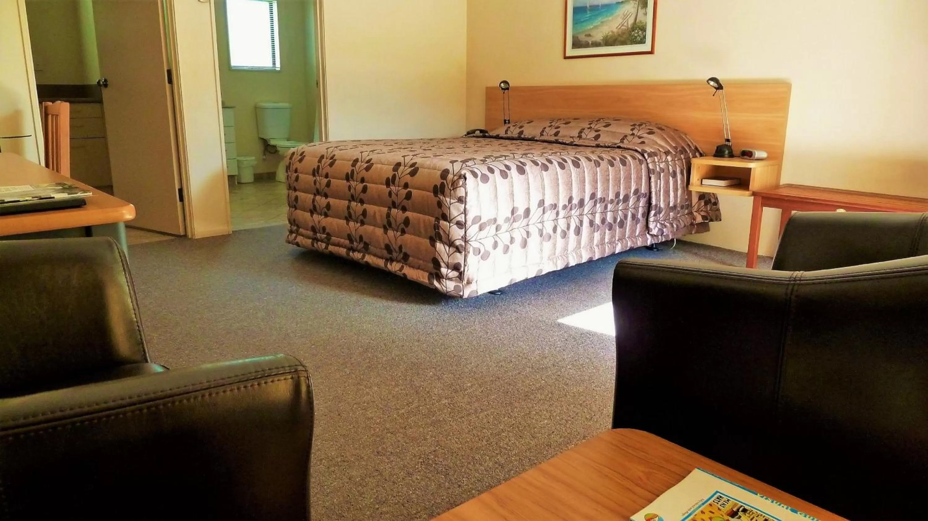 Living room, Bed in Tudor Lodge Motel