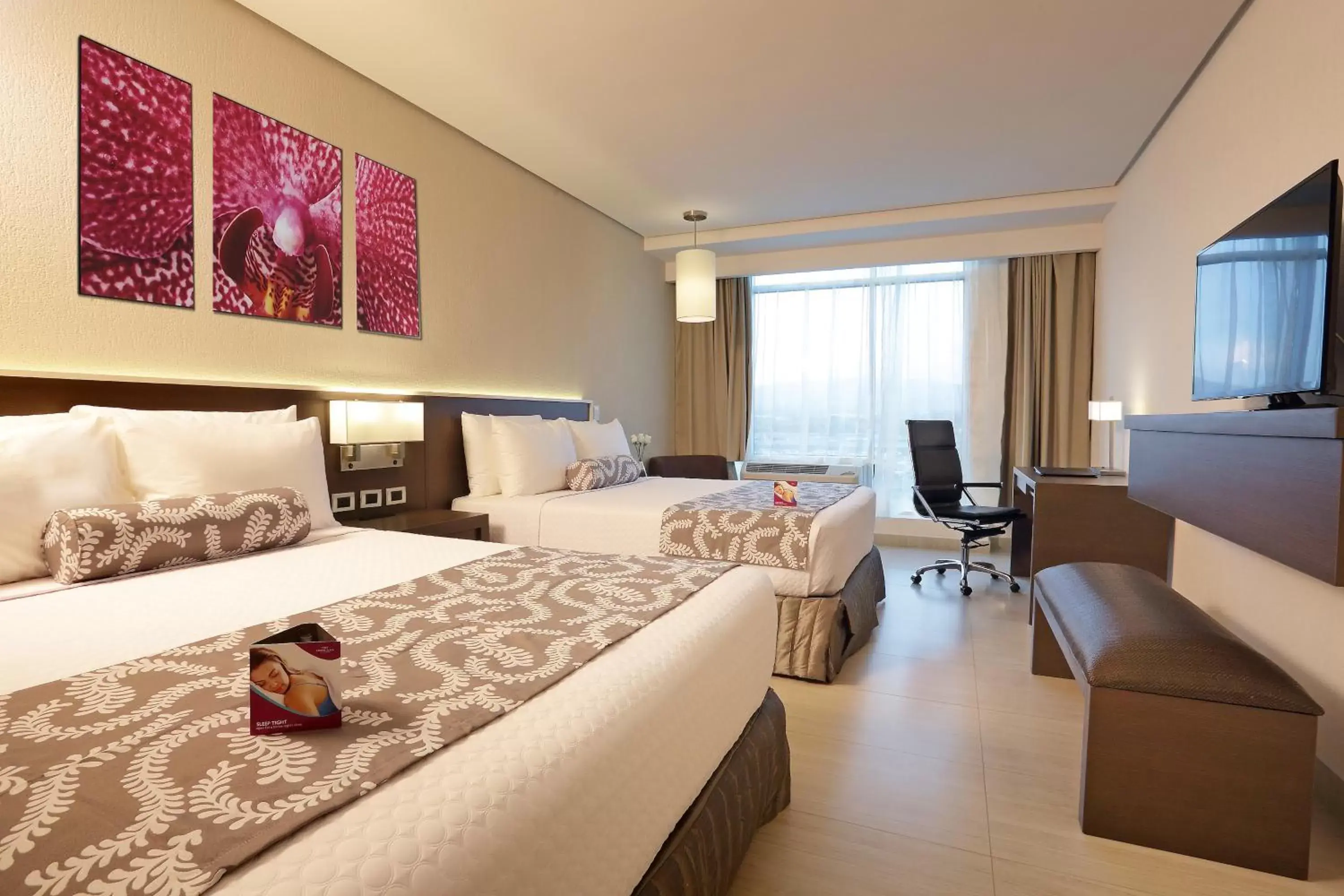 Premium Queen Room with Two Queen Beds in Crowne Plaza Airport by IHG Premium Queen Room with Two Queen Beds in Crowne Plaza Airport by IHG
