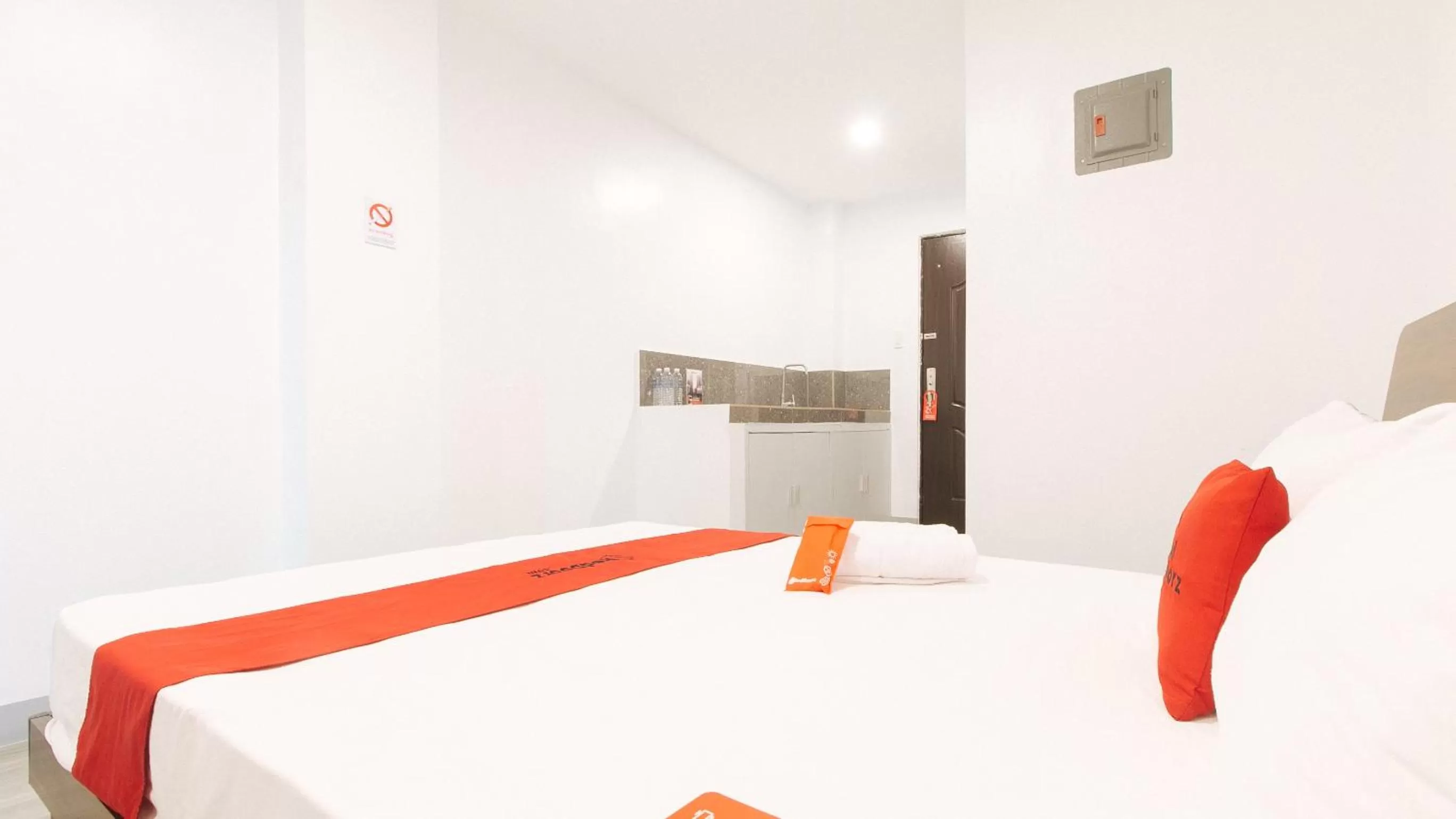 Bedroom, Bed in RedDoorz near Zobel Roxas St