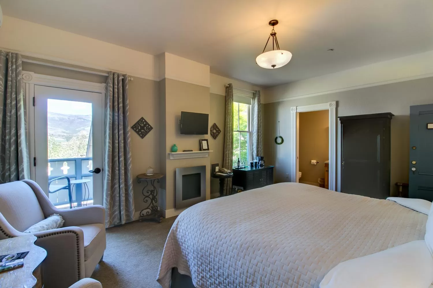 Bed in Winchester Inn