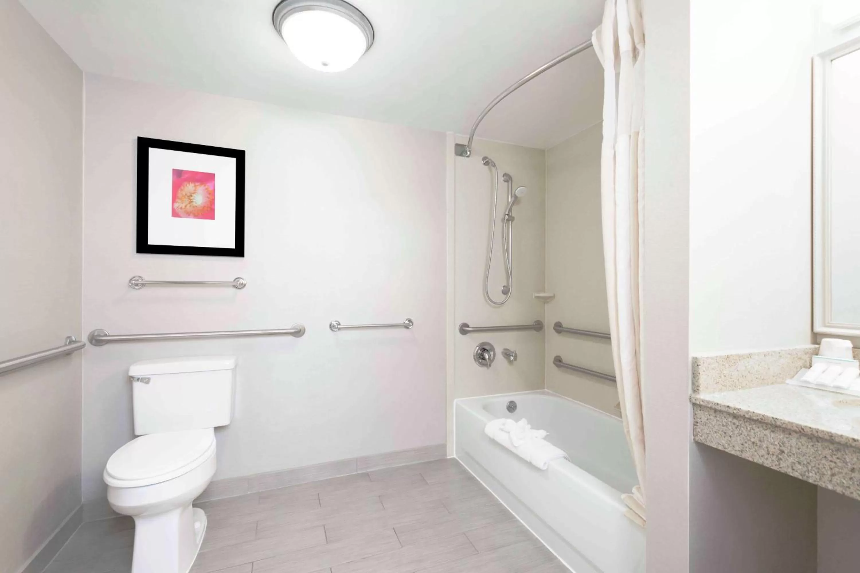 Bathroom in Hilton Garden Inn Independence