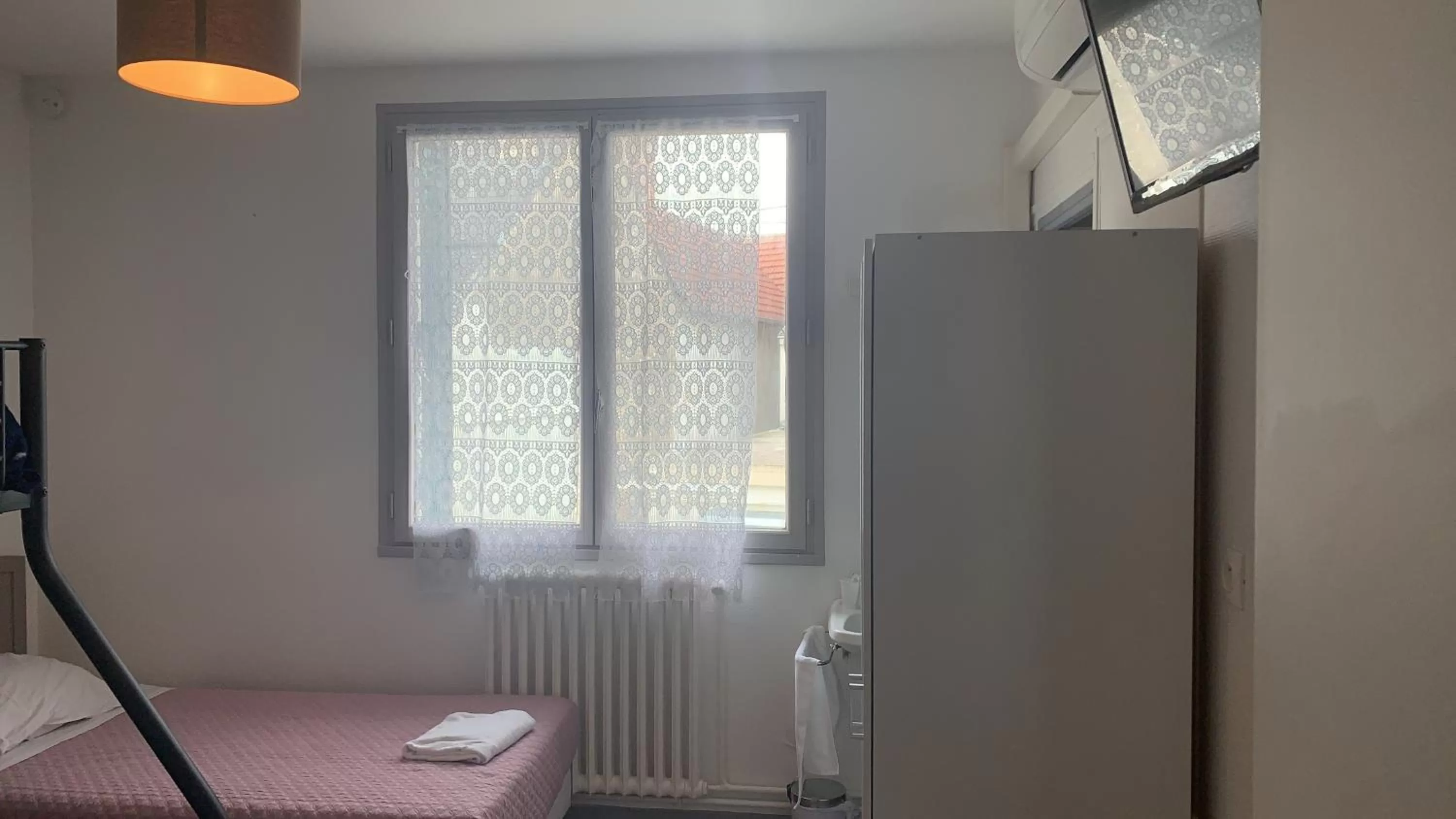 Bed in HOTEL DU CYGNE DE LA CROIX BLANCHE