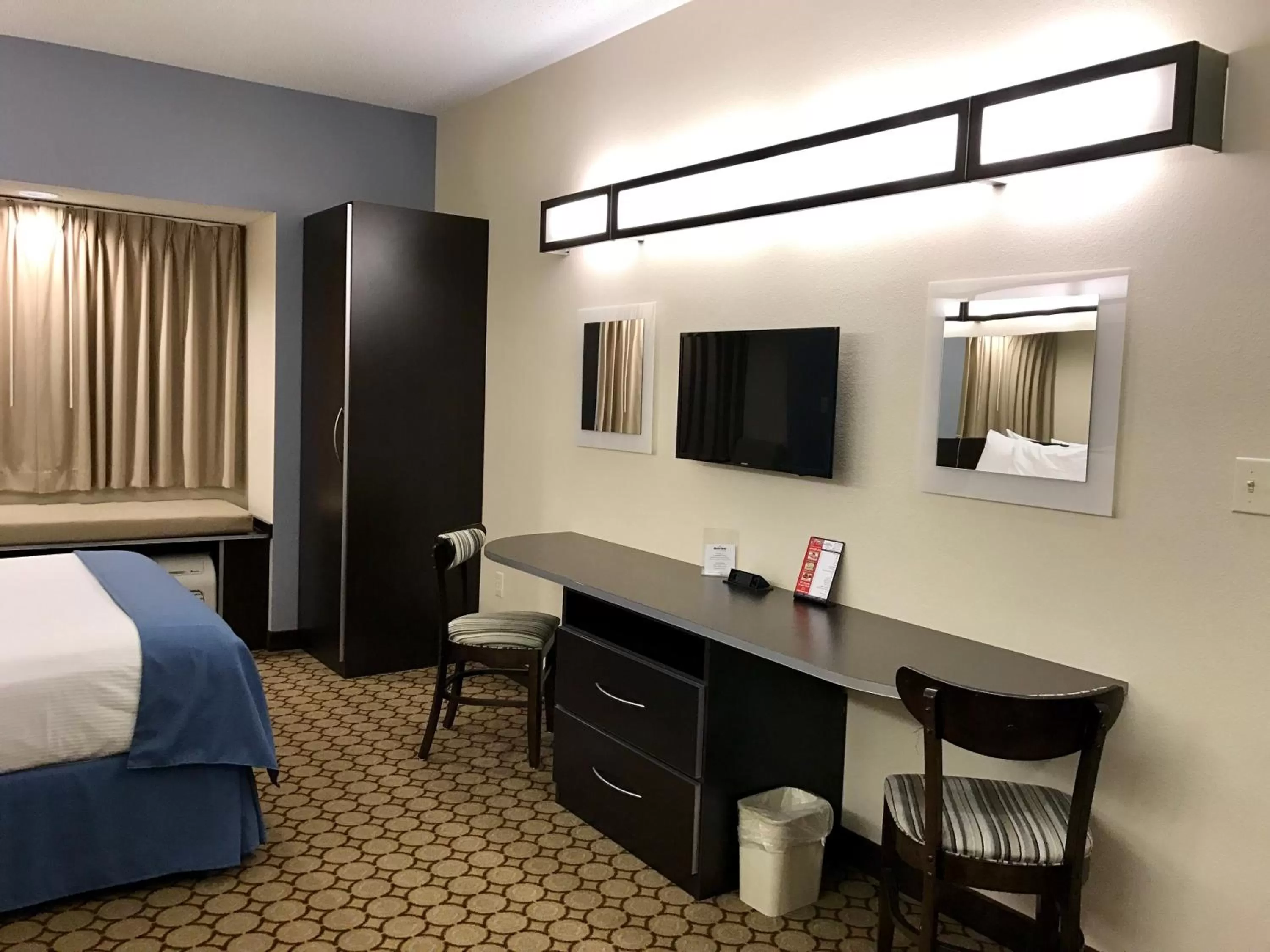 TV and multimedia, Bed in Microtel Inn and Suites Elkhart