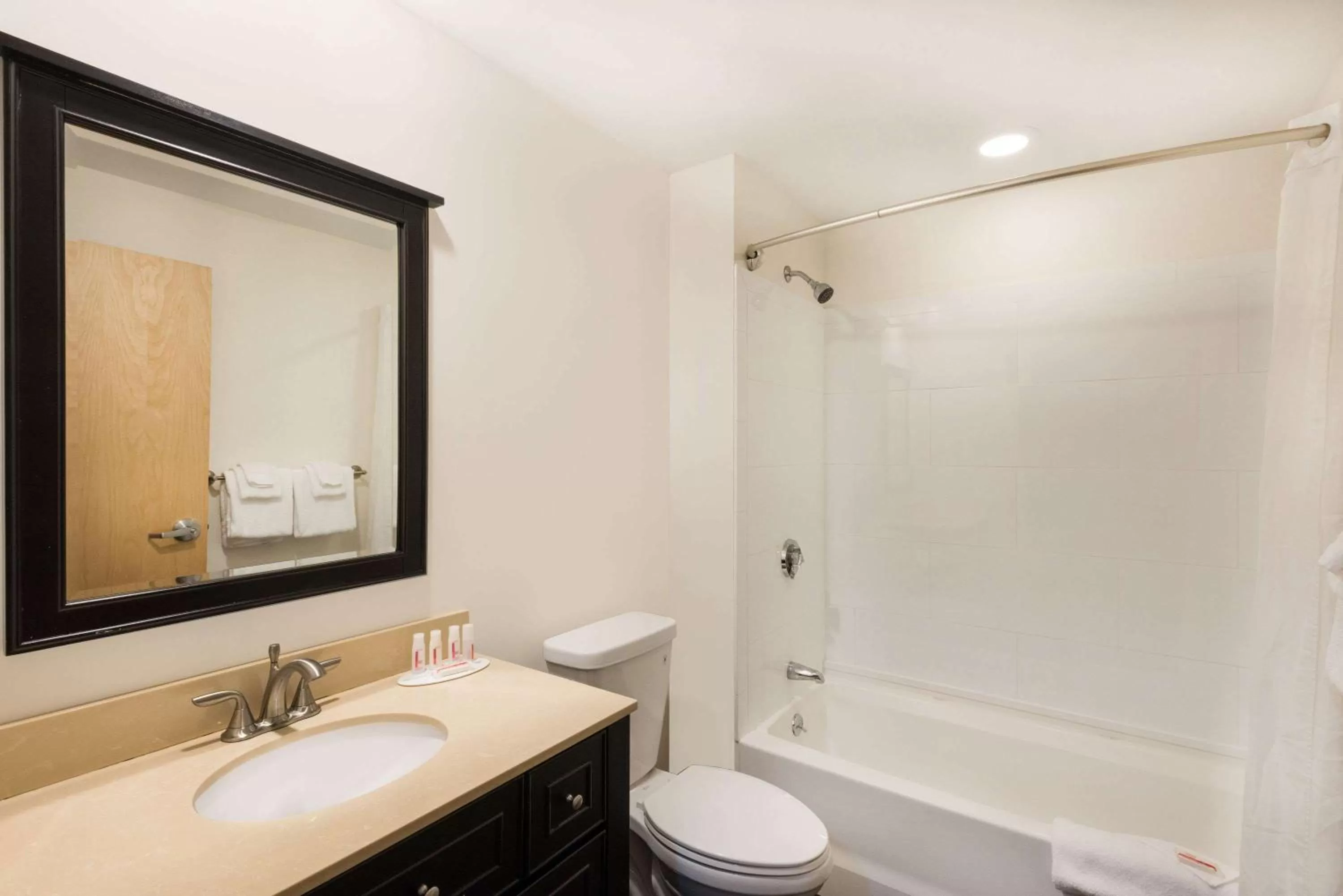 Bathroom in Howard Johnson by Wyndham Quincy/ Boston