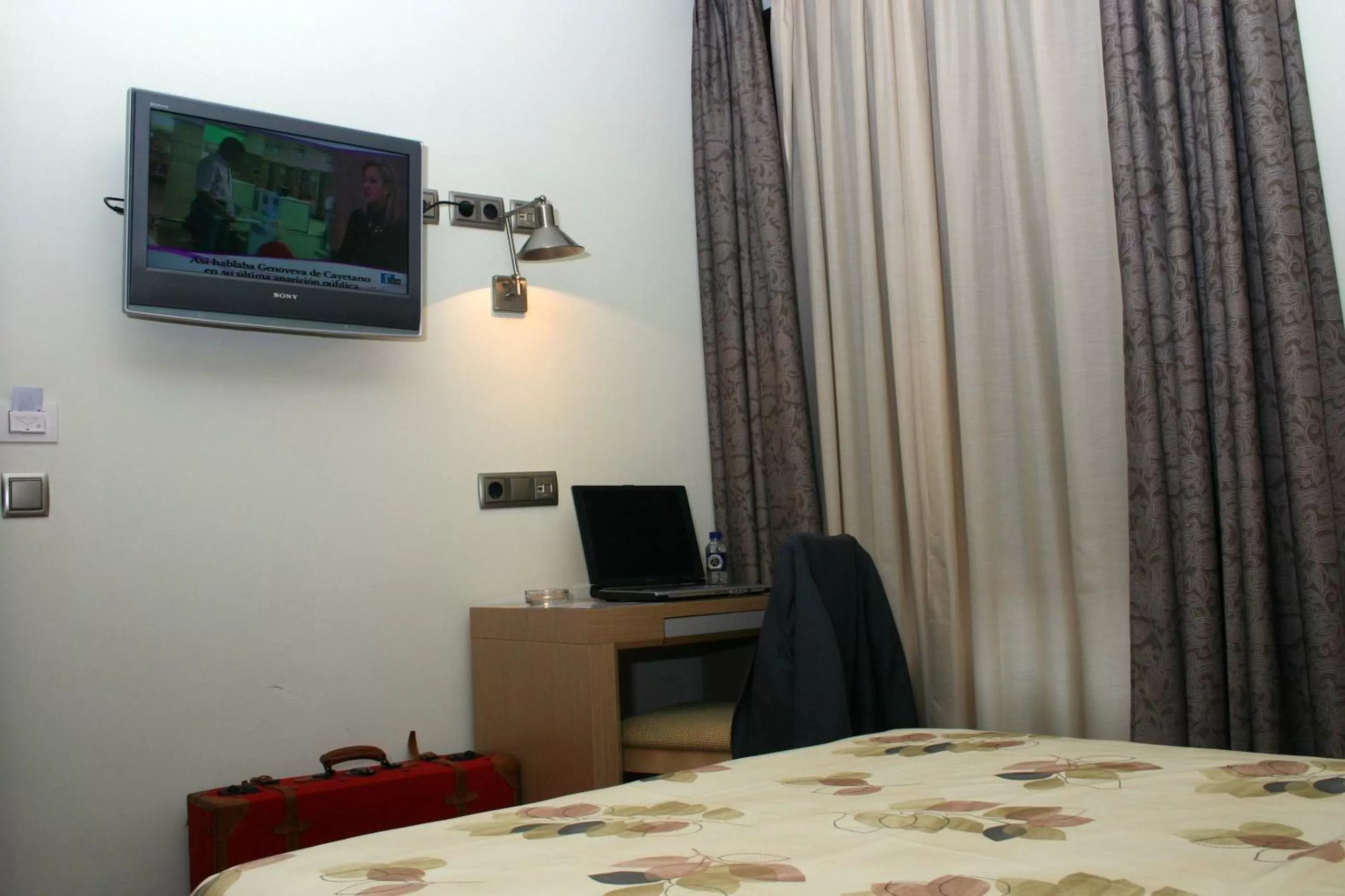 Photo of the whole room, Bed in 4C Bravo Murillo