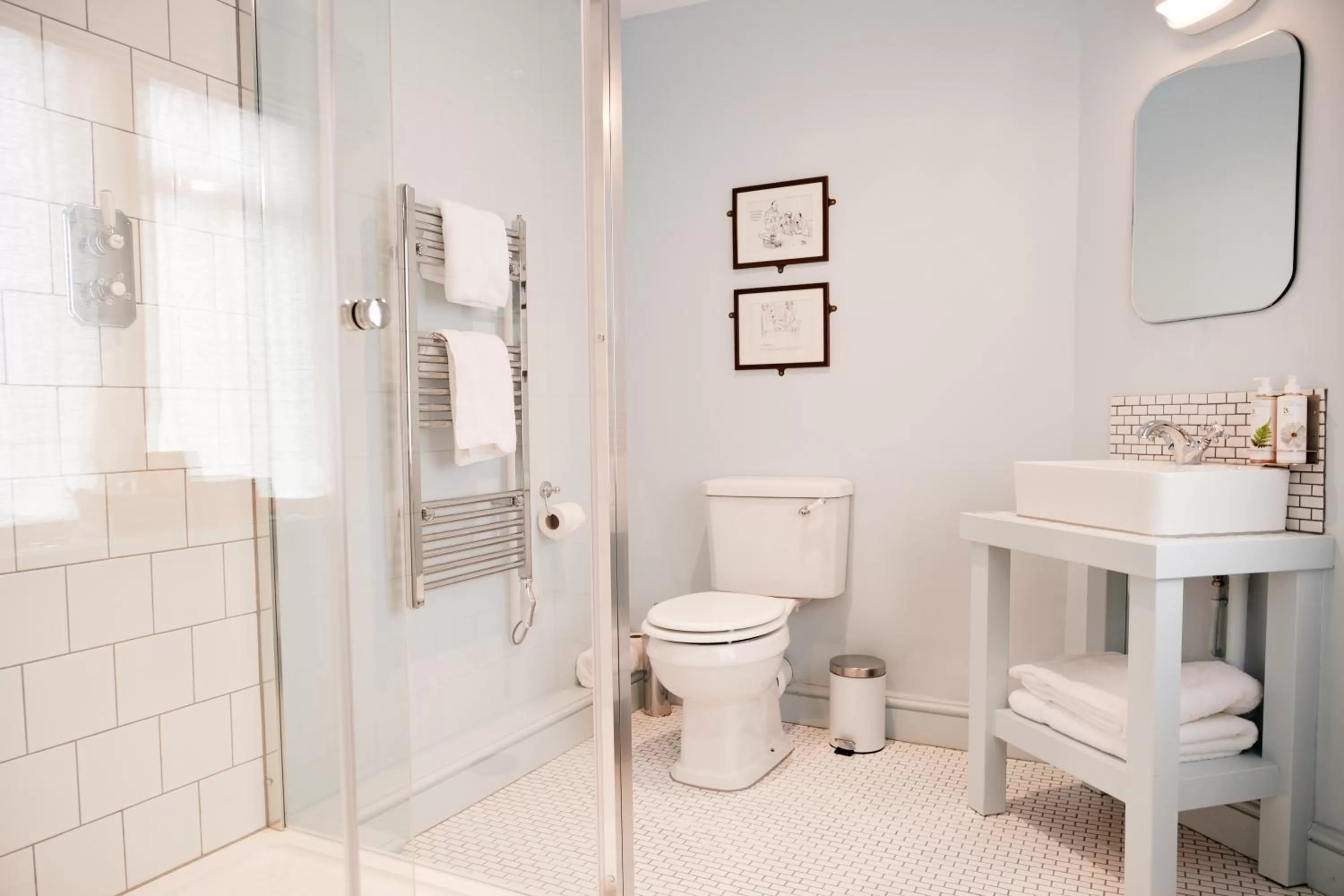 Bathroom in Bel and The Dragon-Cookham