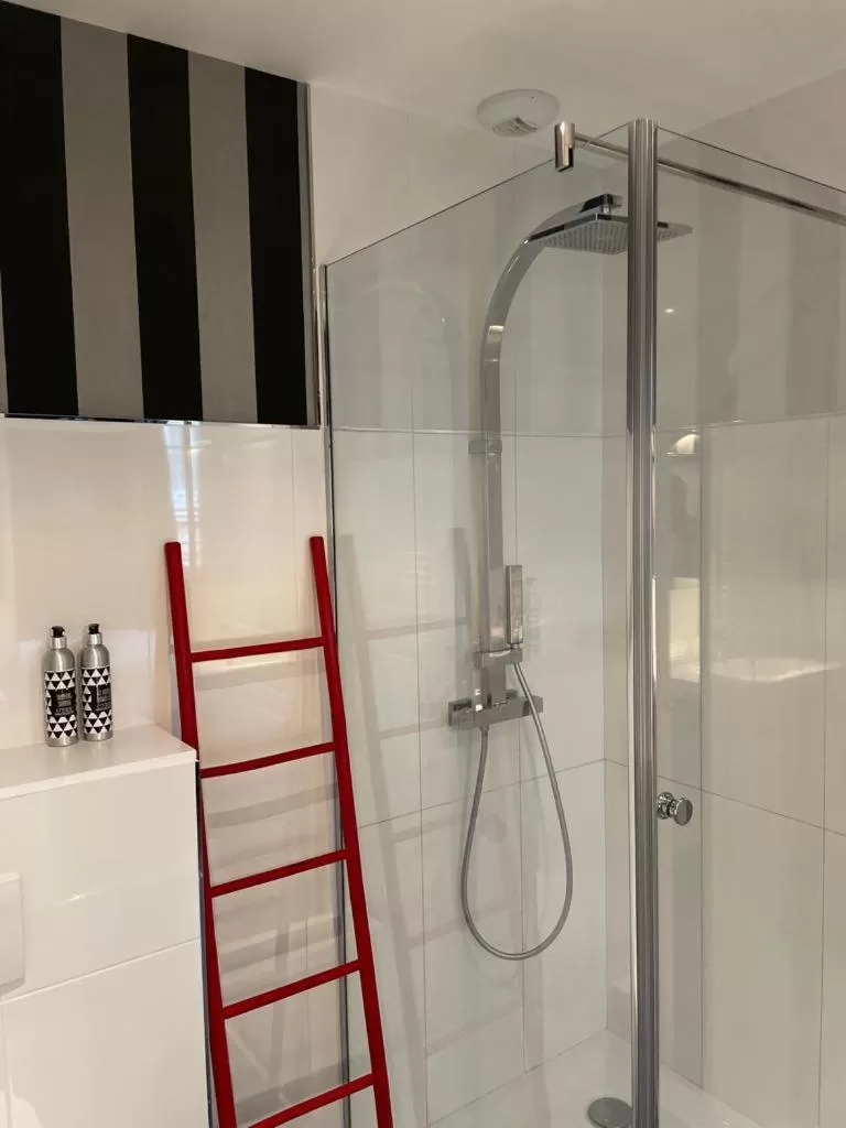 Shower in Le Comptoir du Voyageur