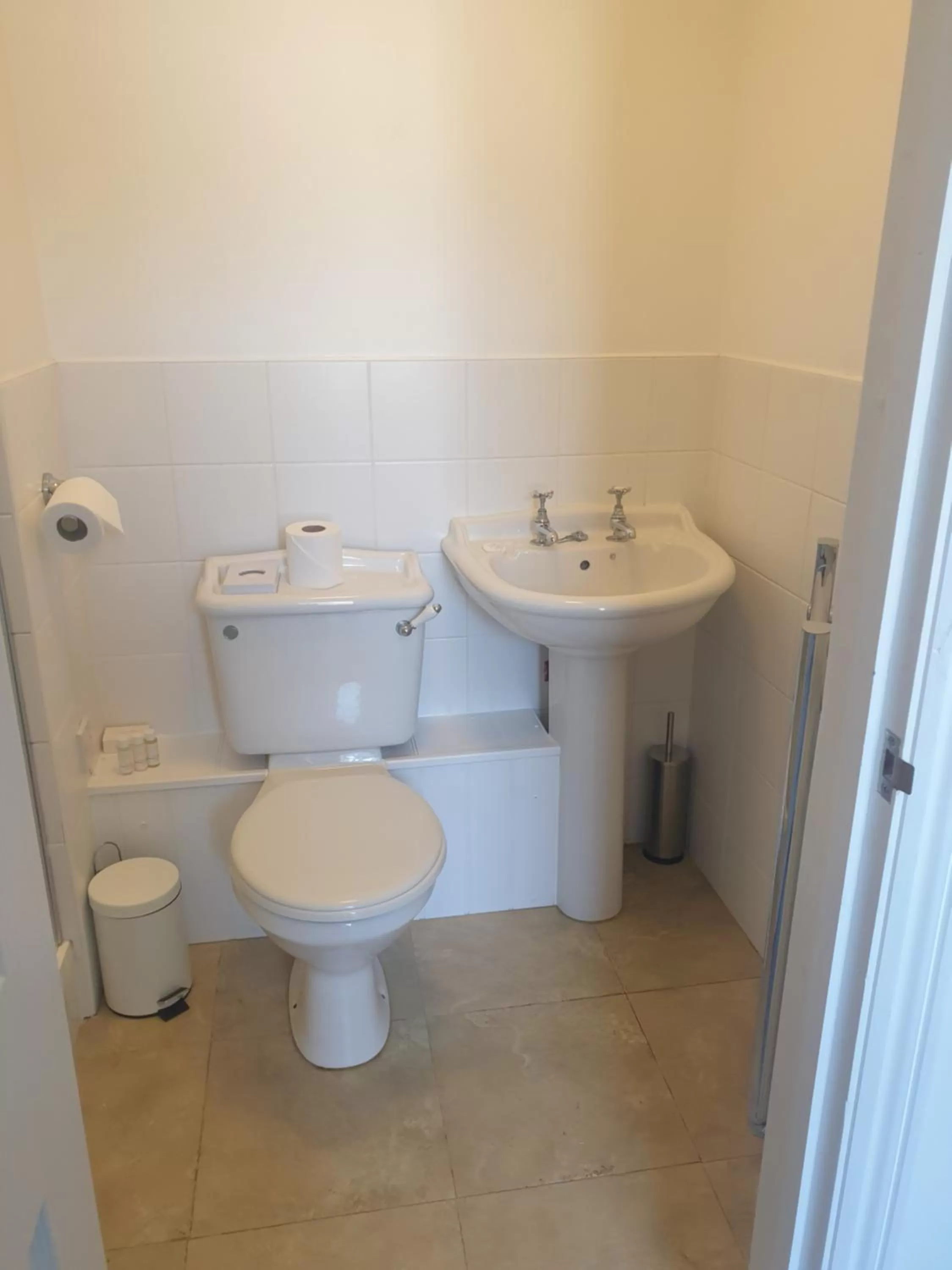 Bathroom in The Tavistock Inn