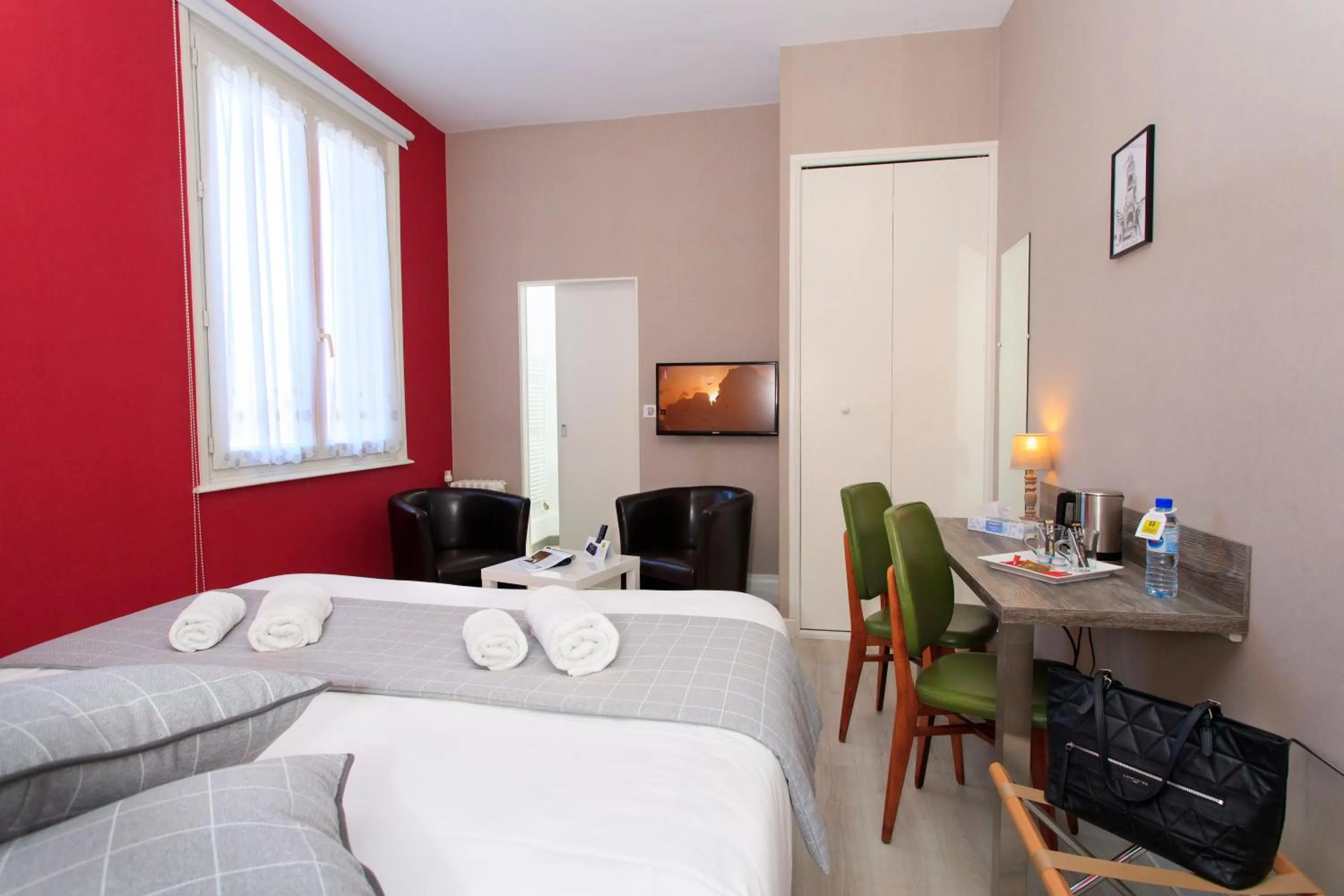 Photo of the whole room, Bed in Logis Hotel & Restaurant de la Basilique