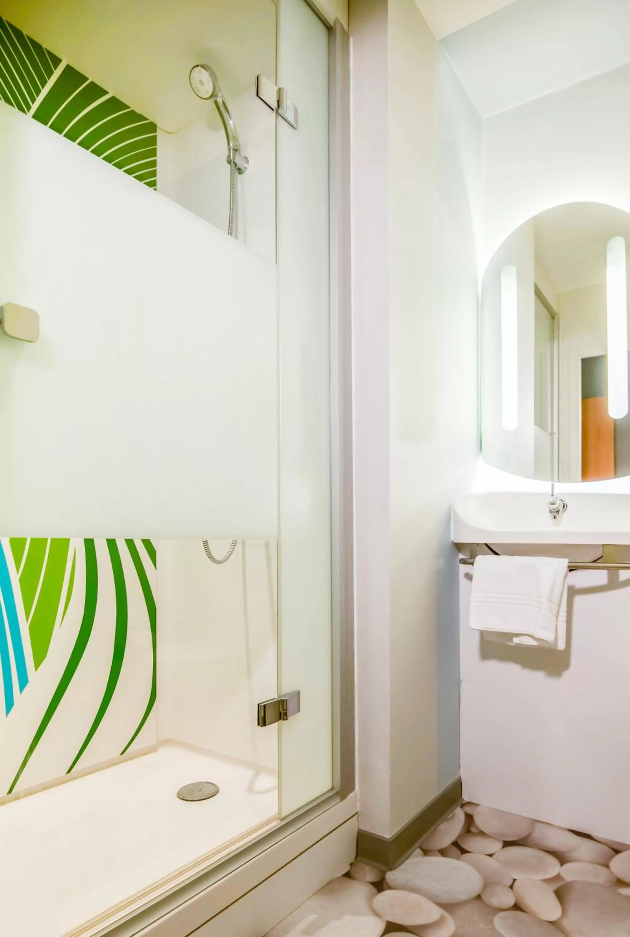 Shower in Ibis Budget Saint-Martin-de-Crau Porte de Camargue