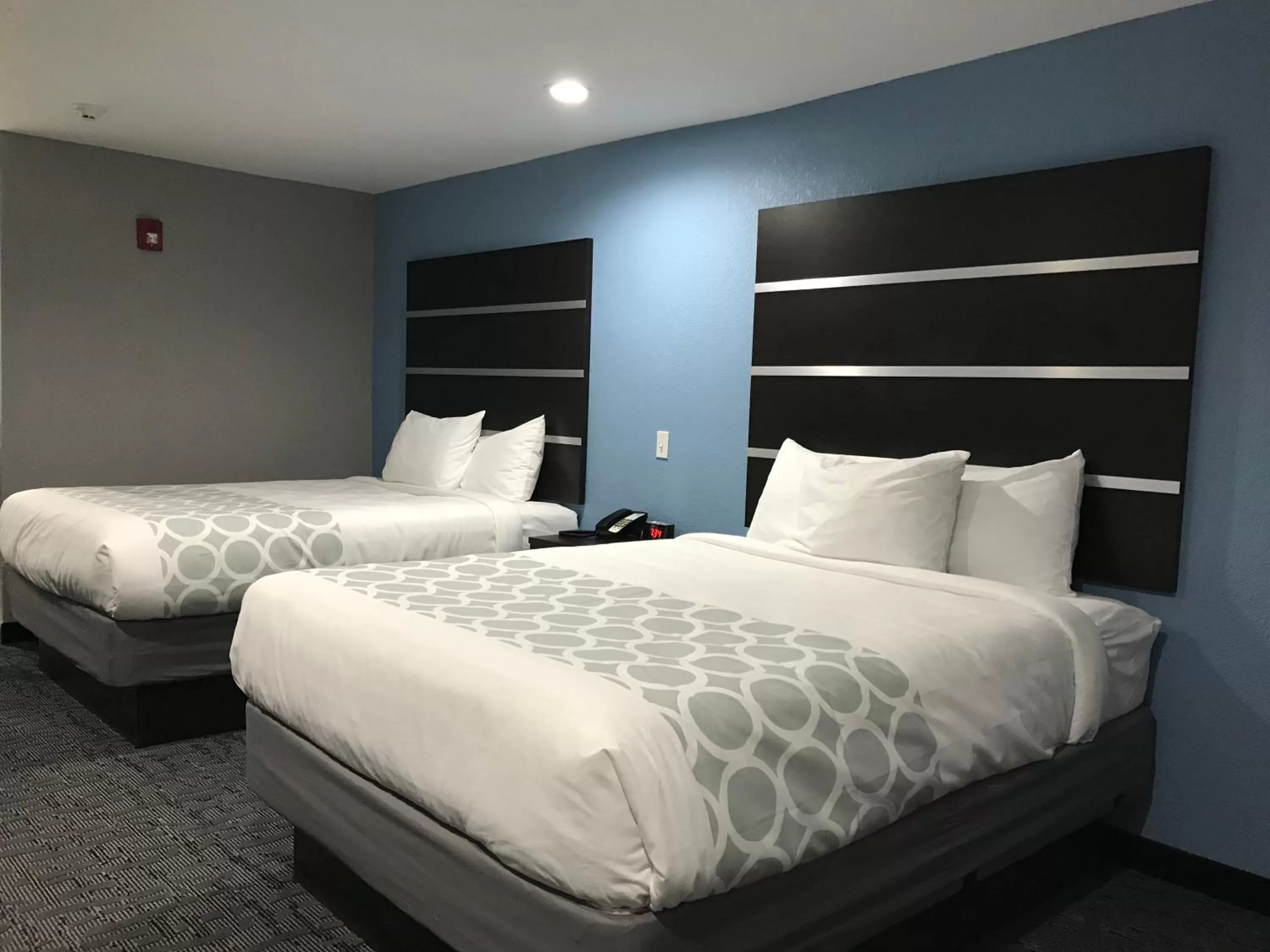 Photo of the whole room, Bed in Rodeway Inn Calhoun South