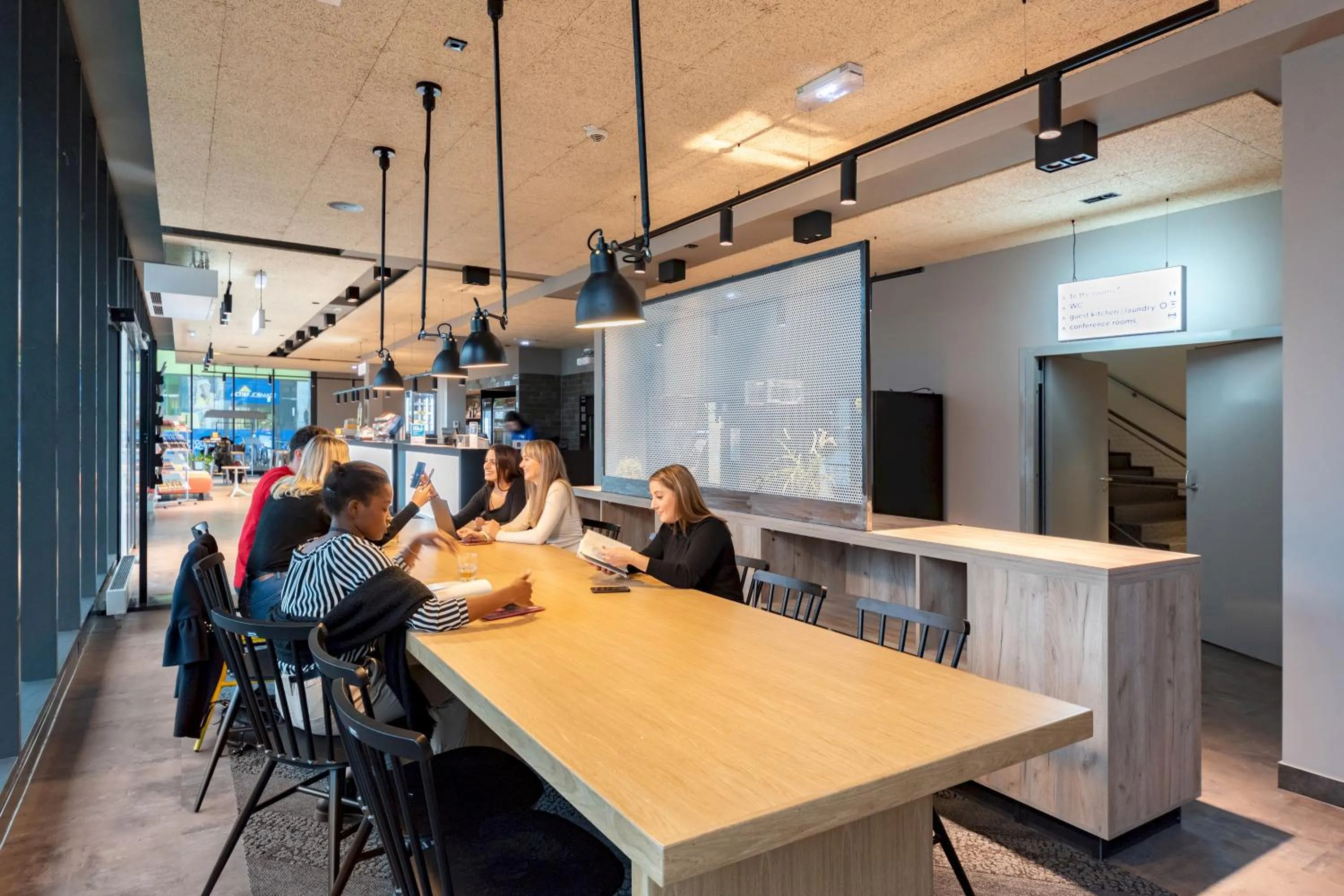 Lounge or bar in a&o Graz Hauptbahnhof