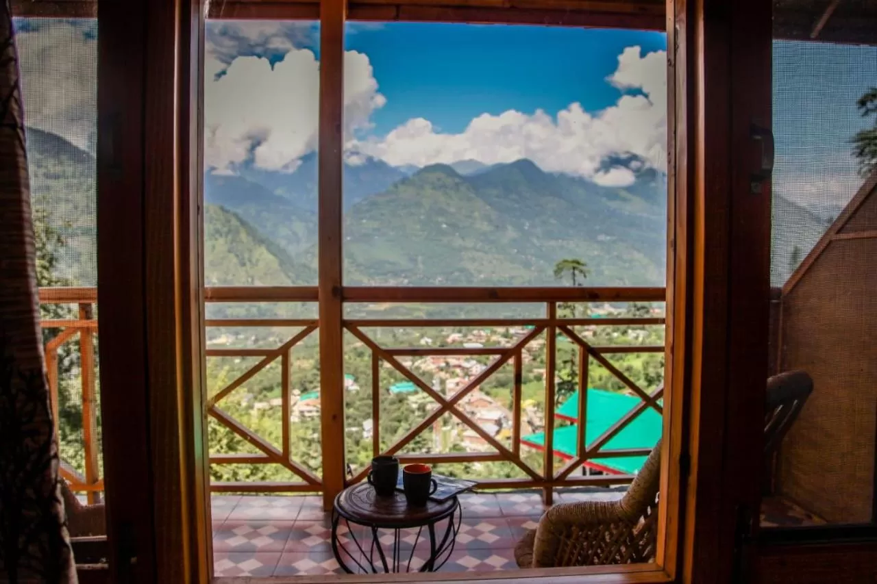 Balcony/Terrace, Mountain View in Soham's Chateau De Naggar - Manali