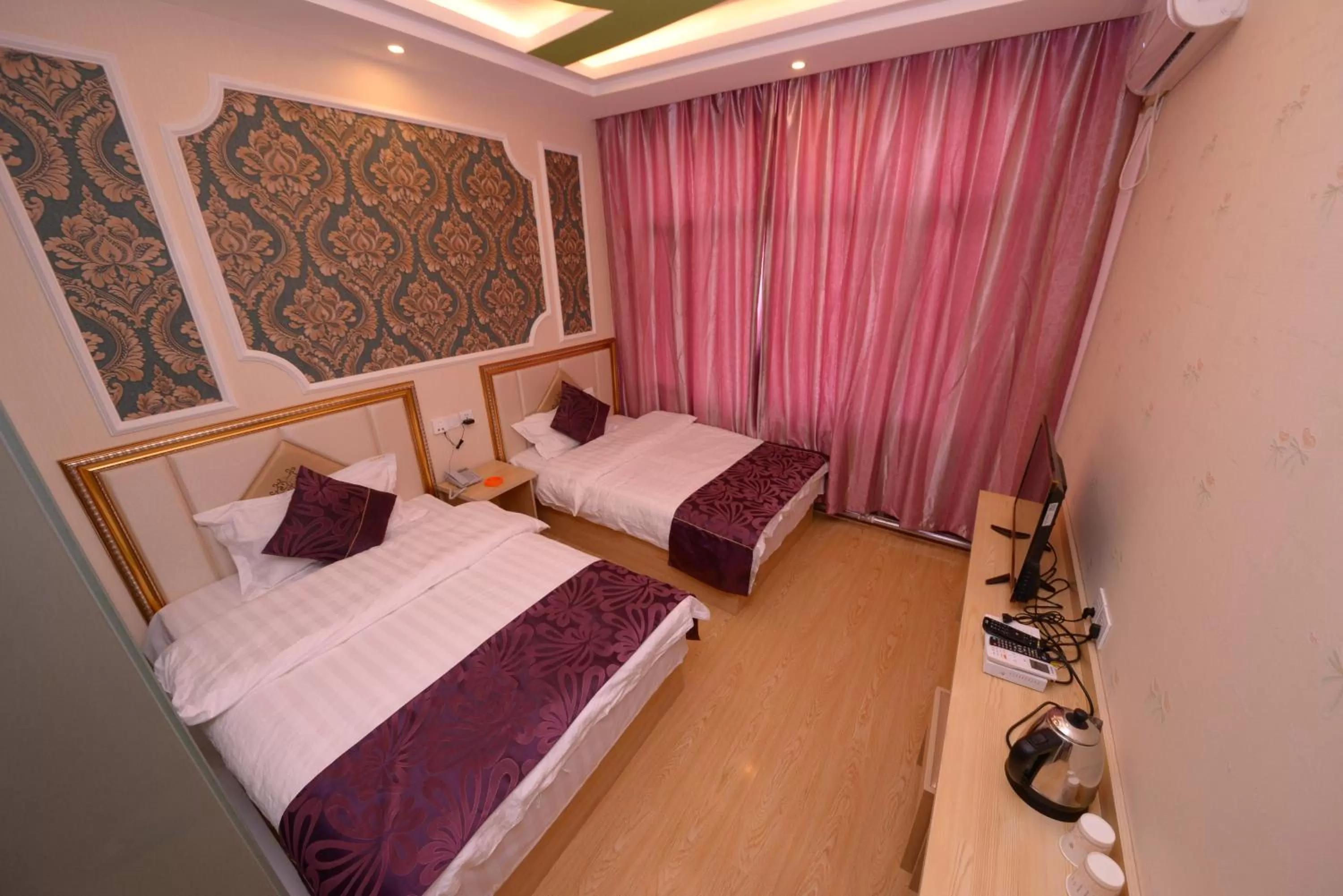 Photo of the whole room, Bed in XinQihang Hotel Harbin Taiping Airport