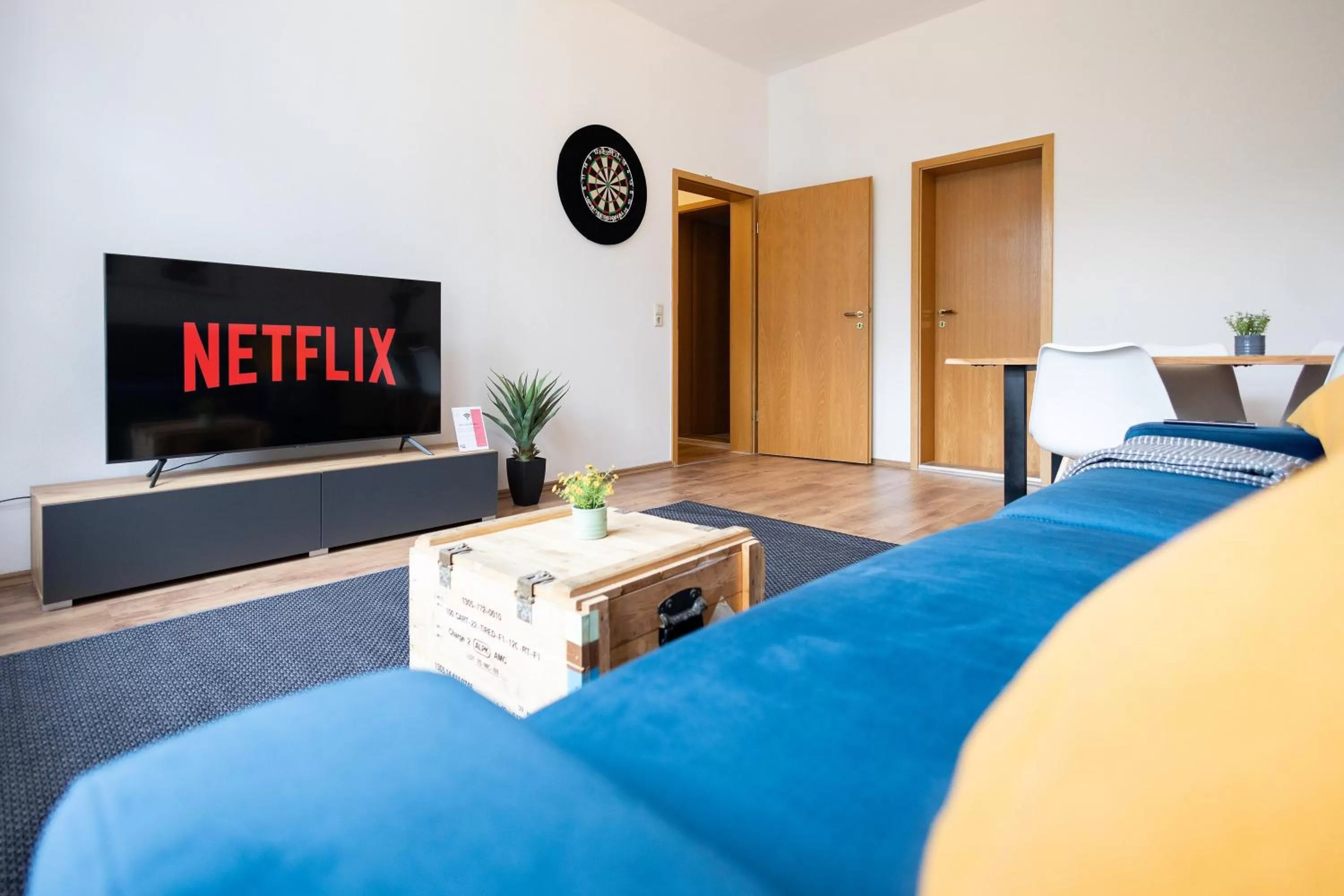 Living room, Seating Area in Ko-Living Space an der Oper - Street Art Design Apartments