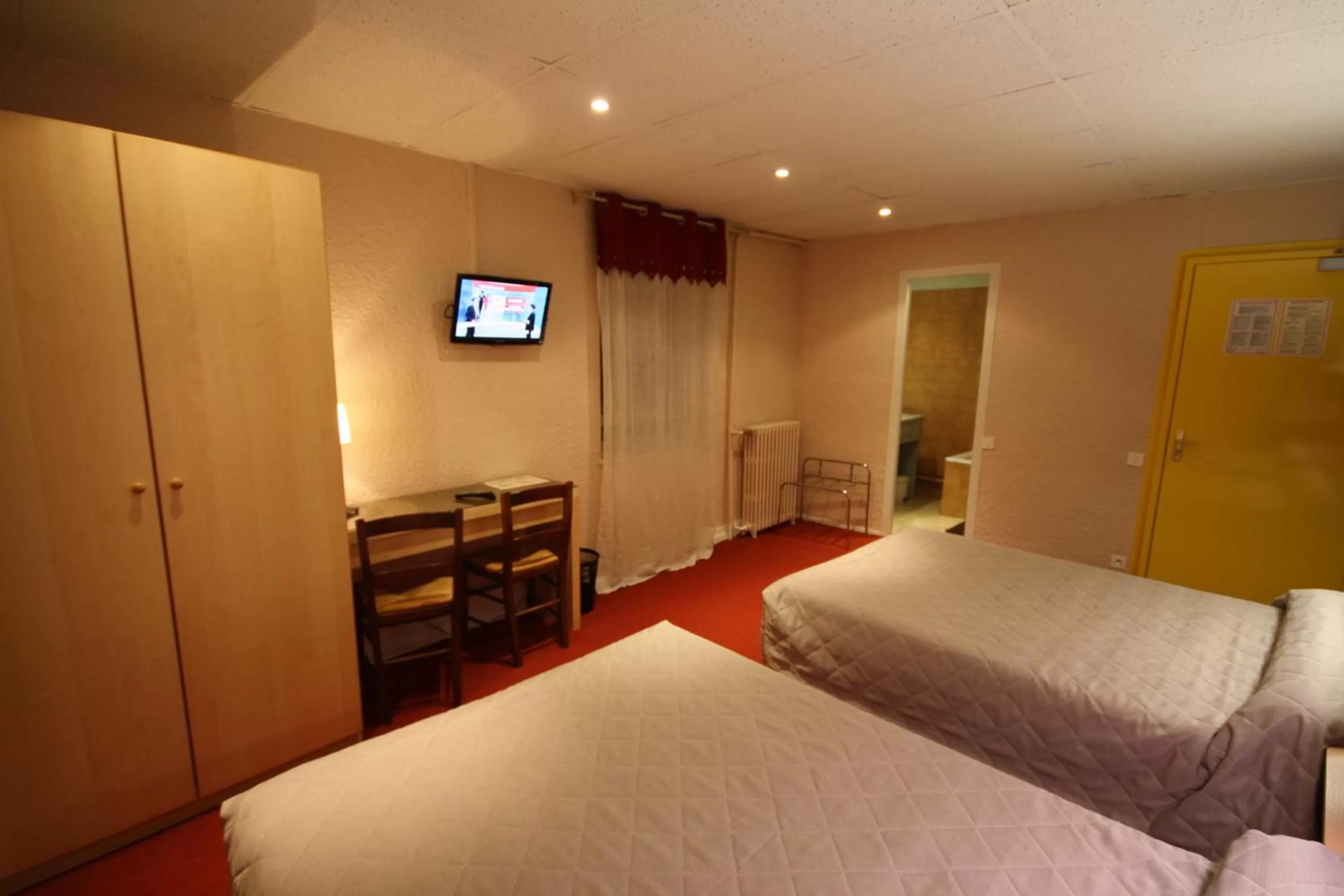 Photo of the whole room, Bed in Logis Hotel L'ange Couronne