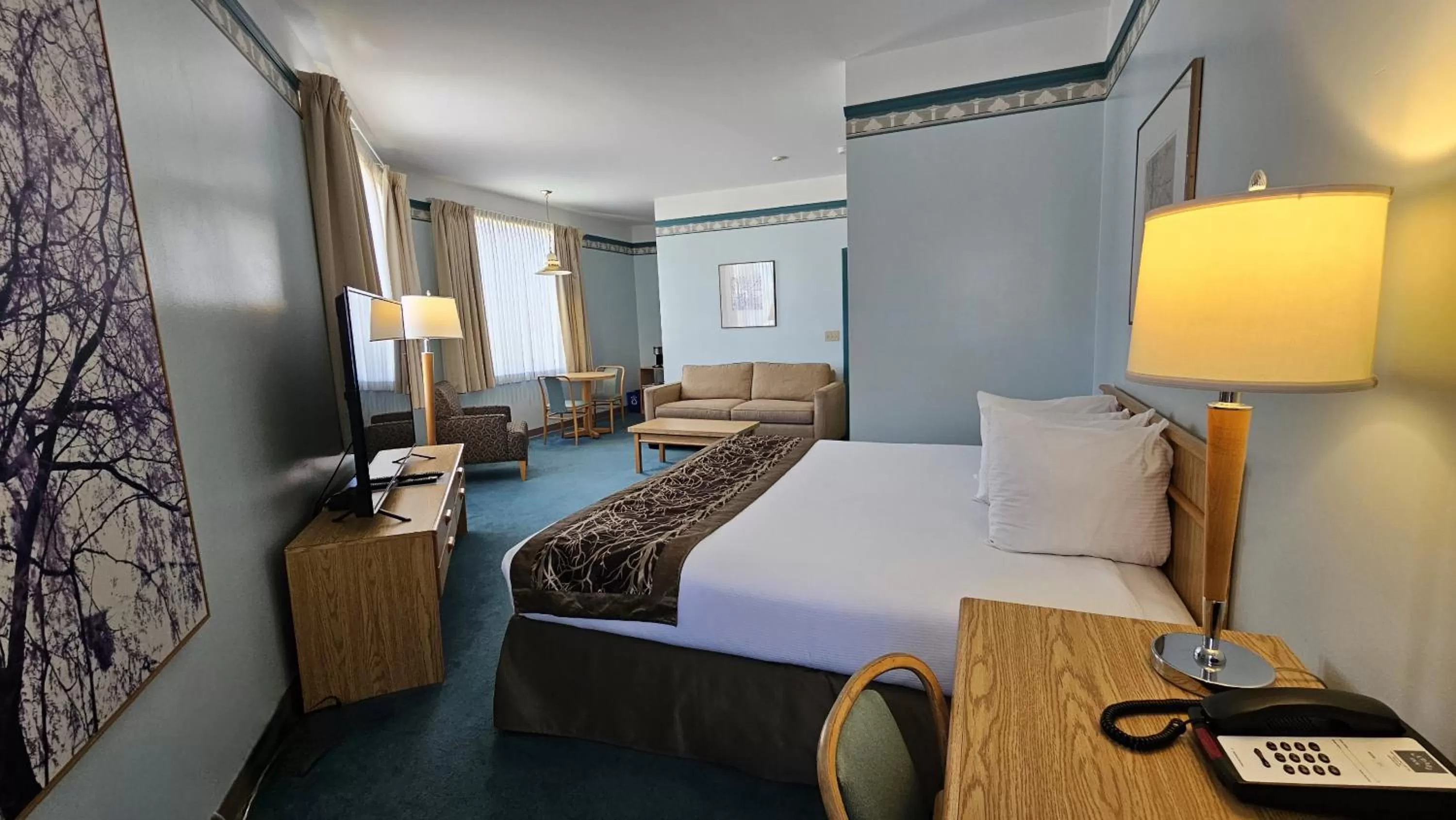 Bedroom, Bed in The Cedars Inn Hotel & Convention Centre