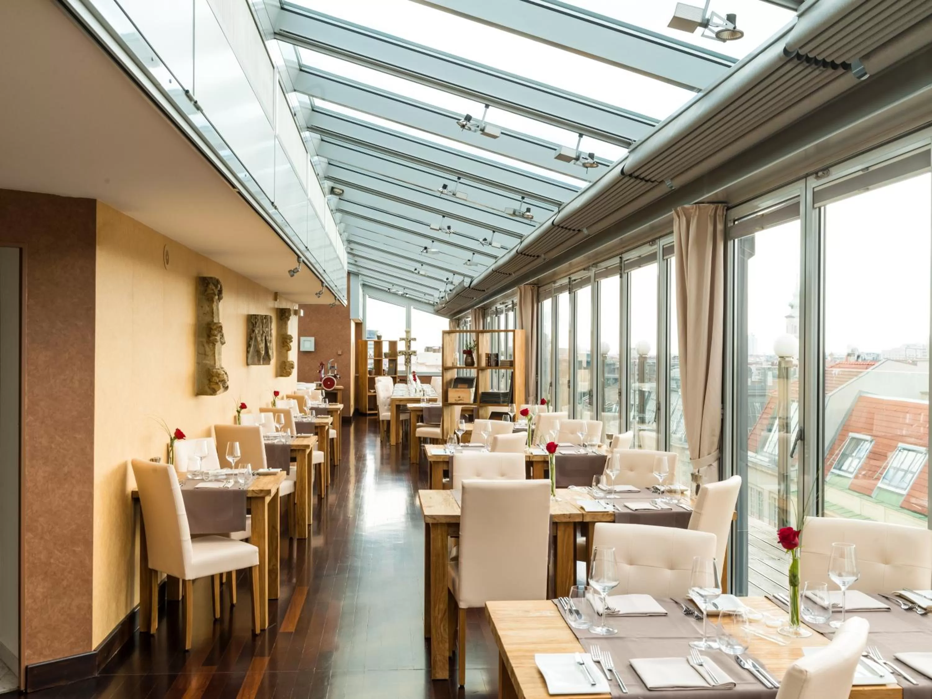 Restaurant/places to eat in Hotel Royal