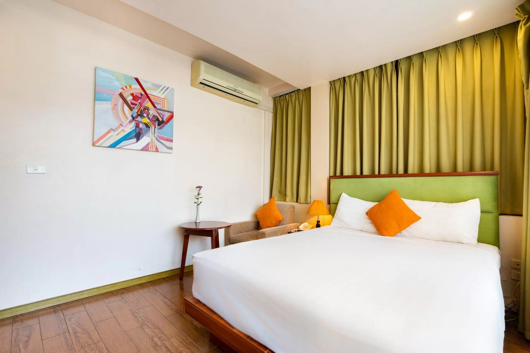 Bed in Artisan Lakeview Hotel