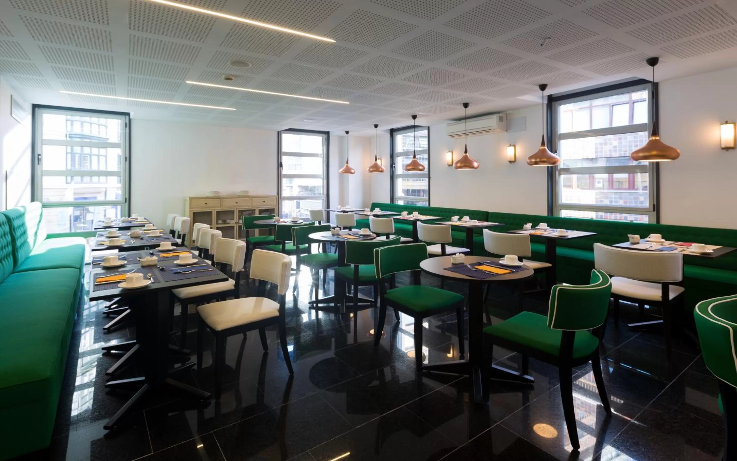 Lounge or bar in Hotel Mercure Jardines de Albia