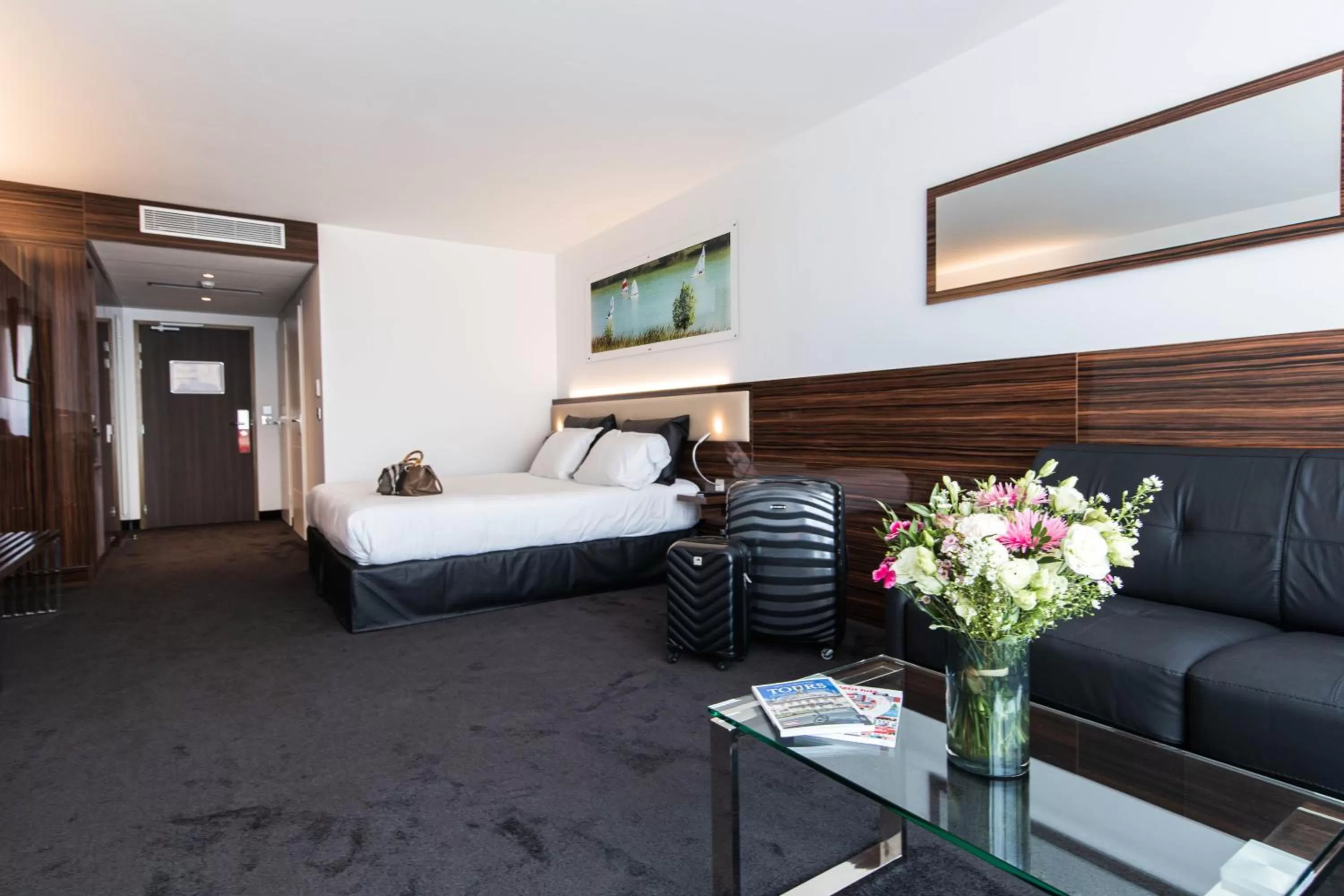 Photo of the whole room, Bed in Westotel Tours Val de Loire