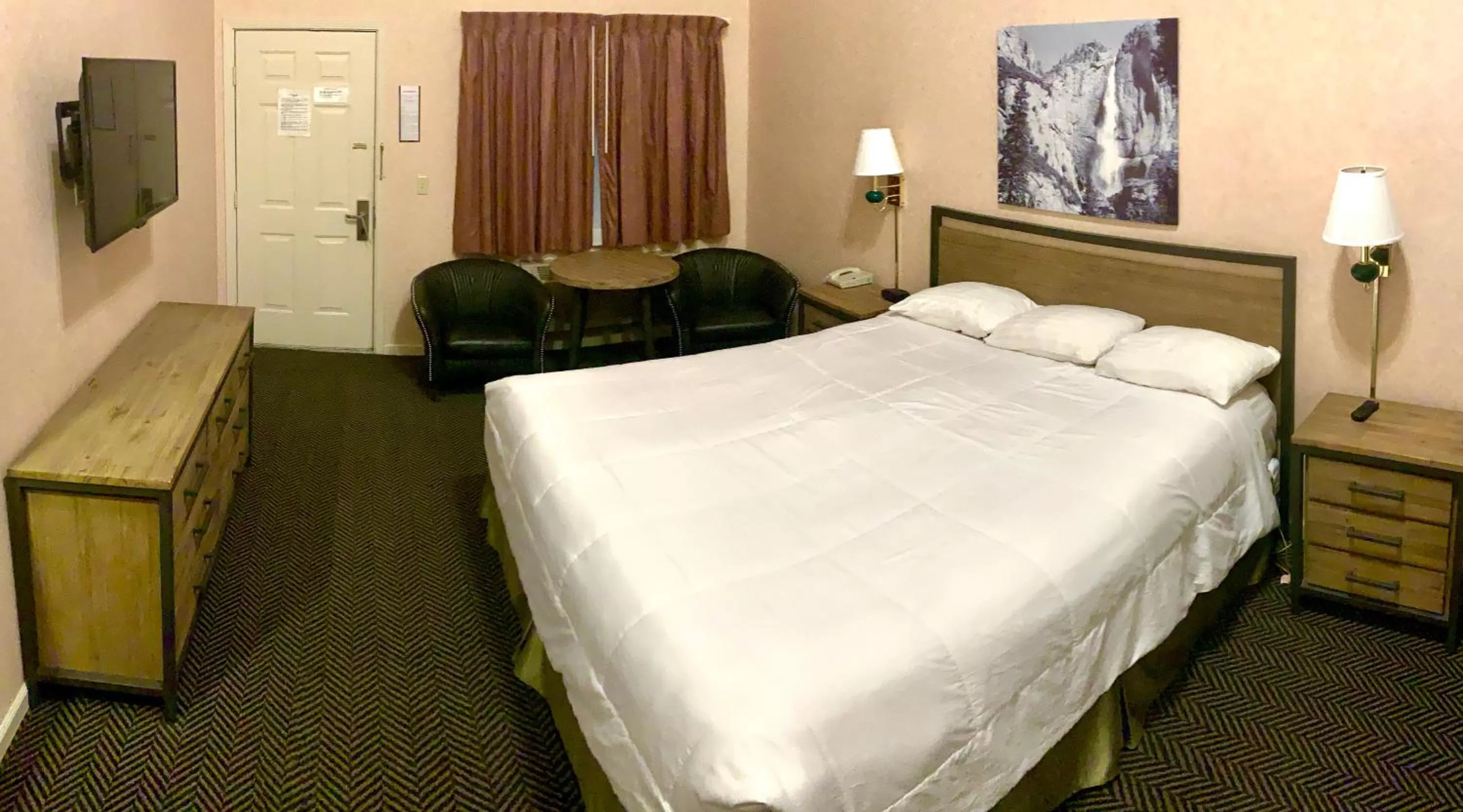 Bed in Yosemite View Lodge