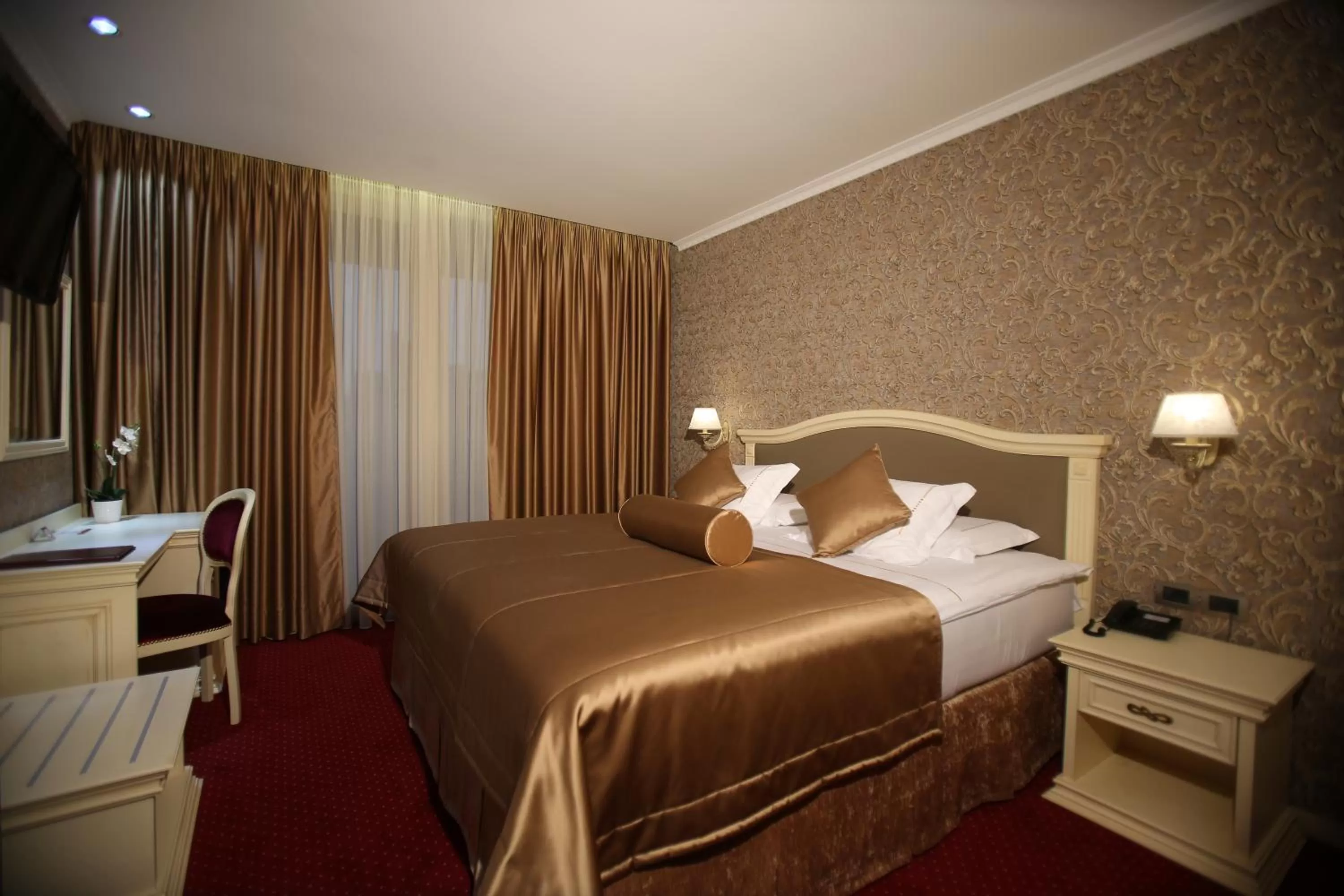 Bed in Grand Hotel & Spa Tirana
