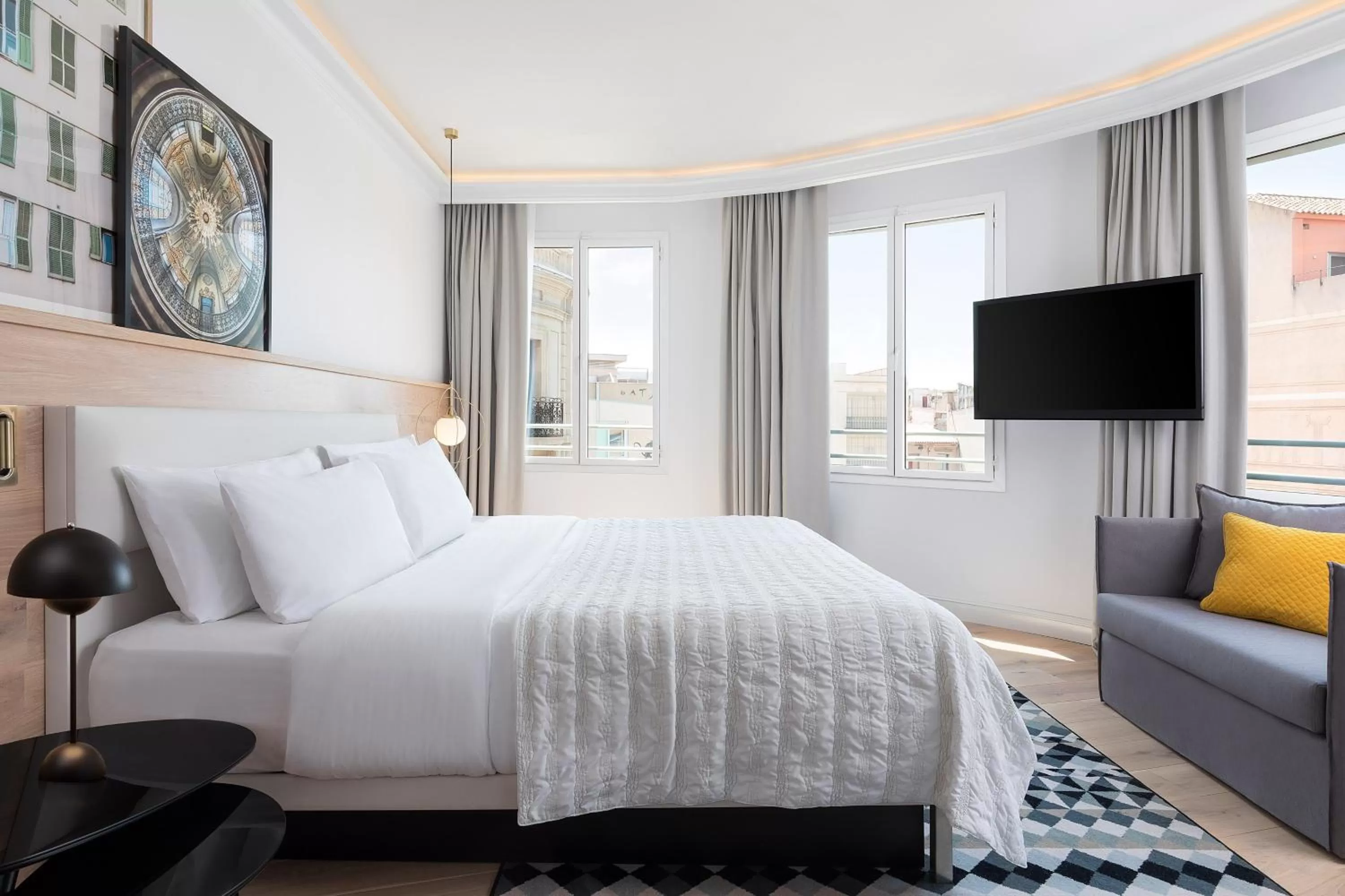 Photo of the whole room, Bed in Le Meridien Barcelona