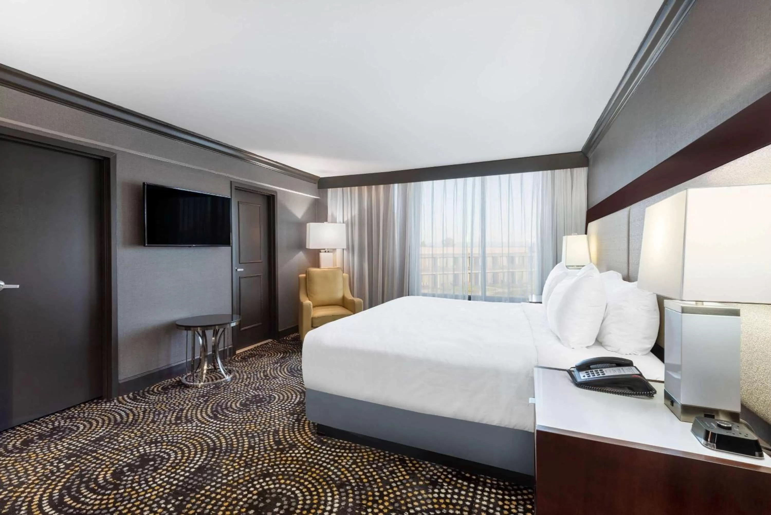 Photo of the whole room, Bed in Wyndham Lancaster Resort and Convention Center