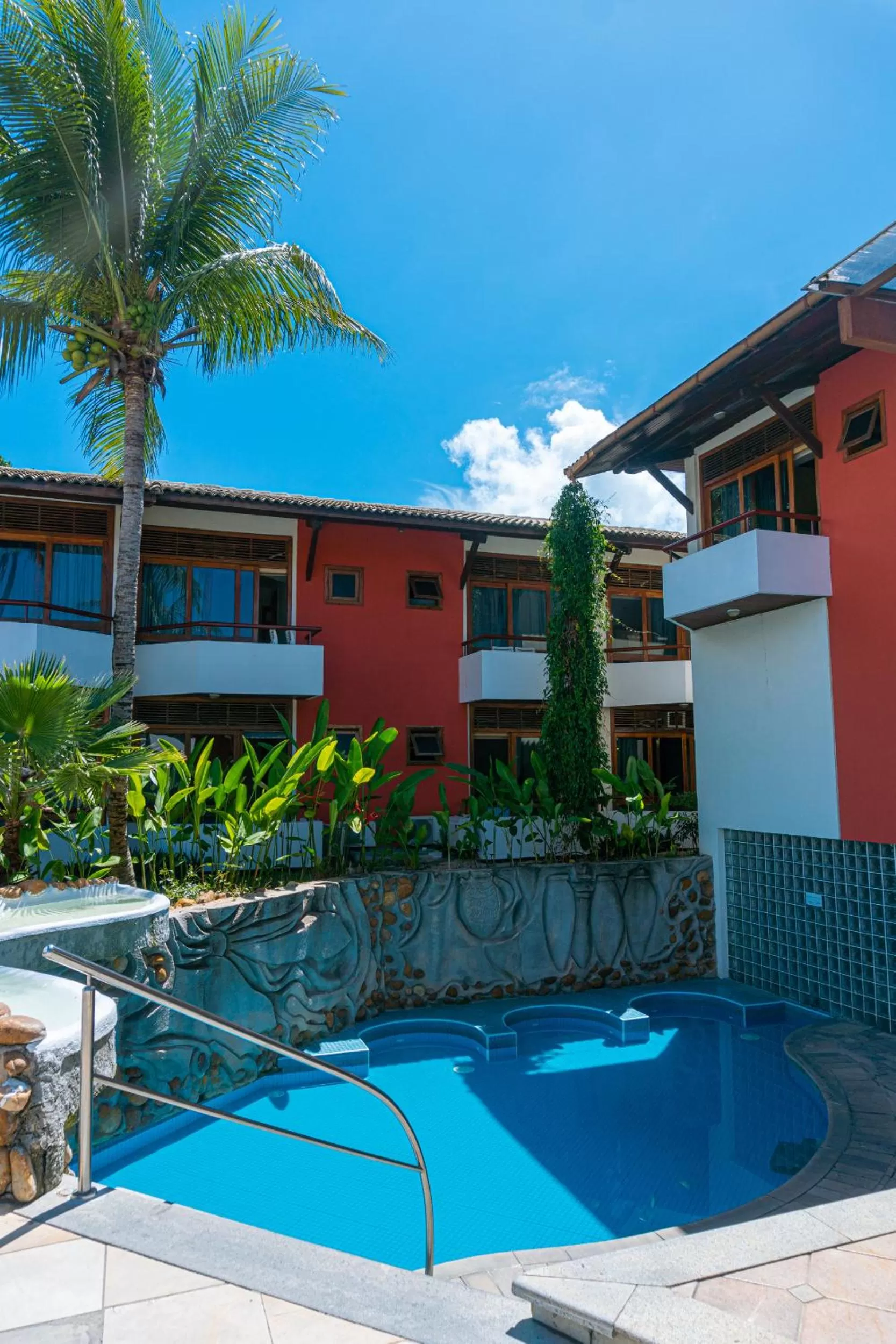 Swimming pool in Porto das Naus Praia Hotel