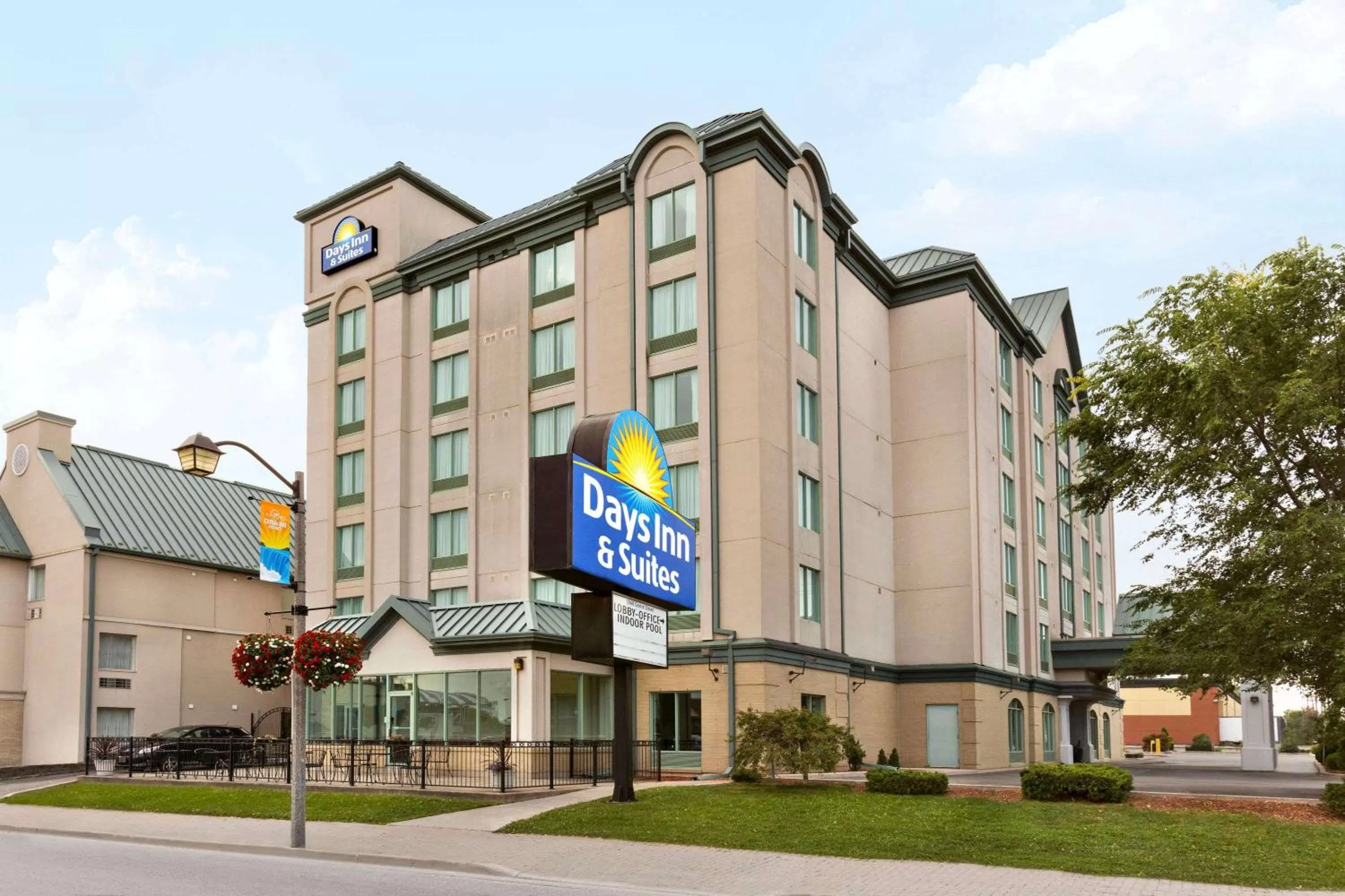 Property building in Days Inn by Wyndham Niagara Falls Centre St By the Falls