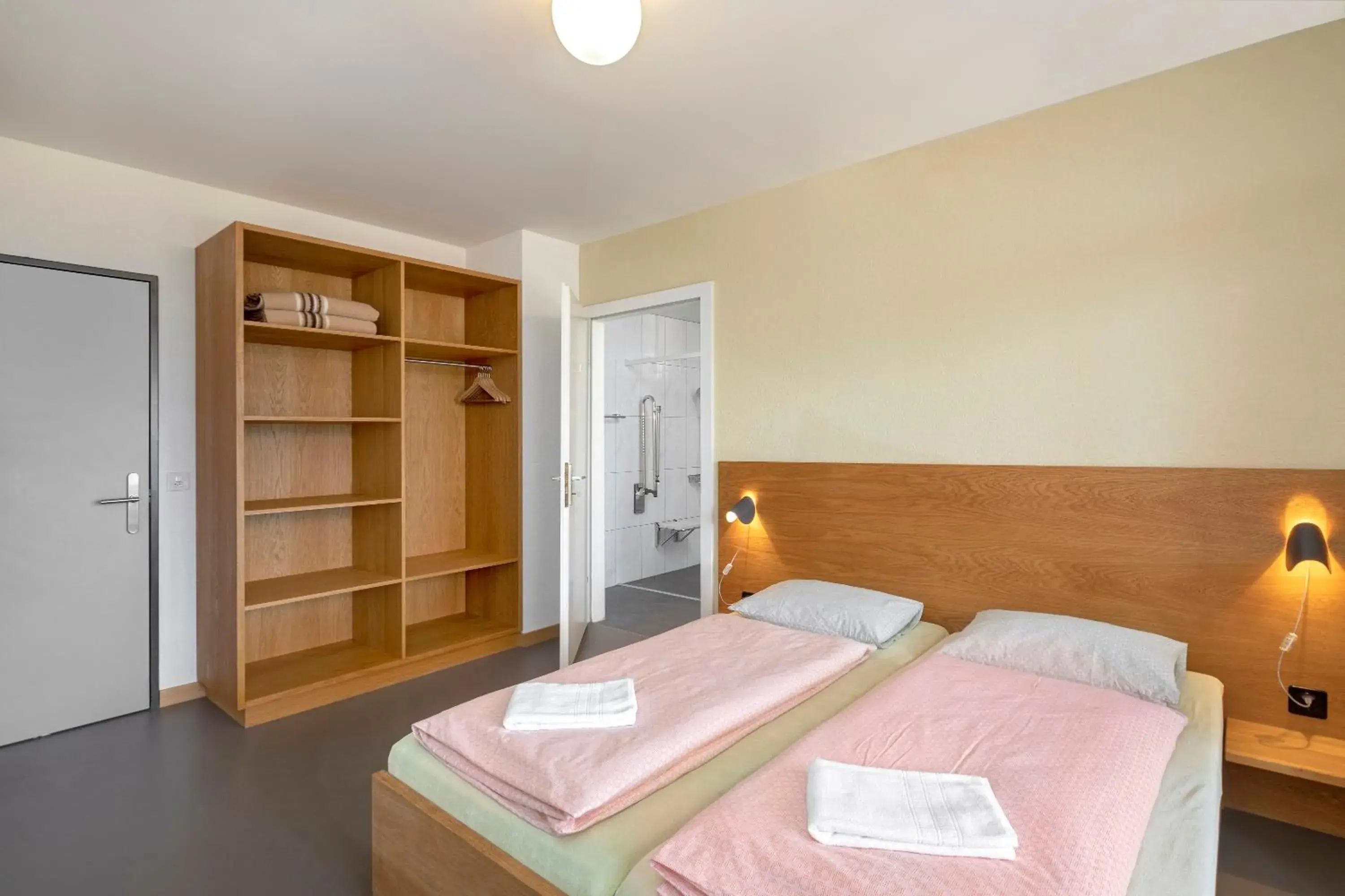 Single Room with Private Bathroom in Crans-Montana Youth Hostel Single Room with Private Bathroom in Crans-Montana Youth Hostel