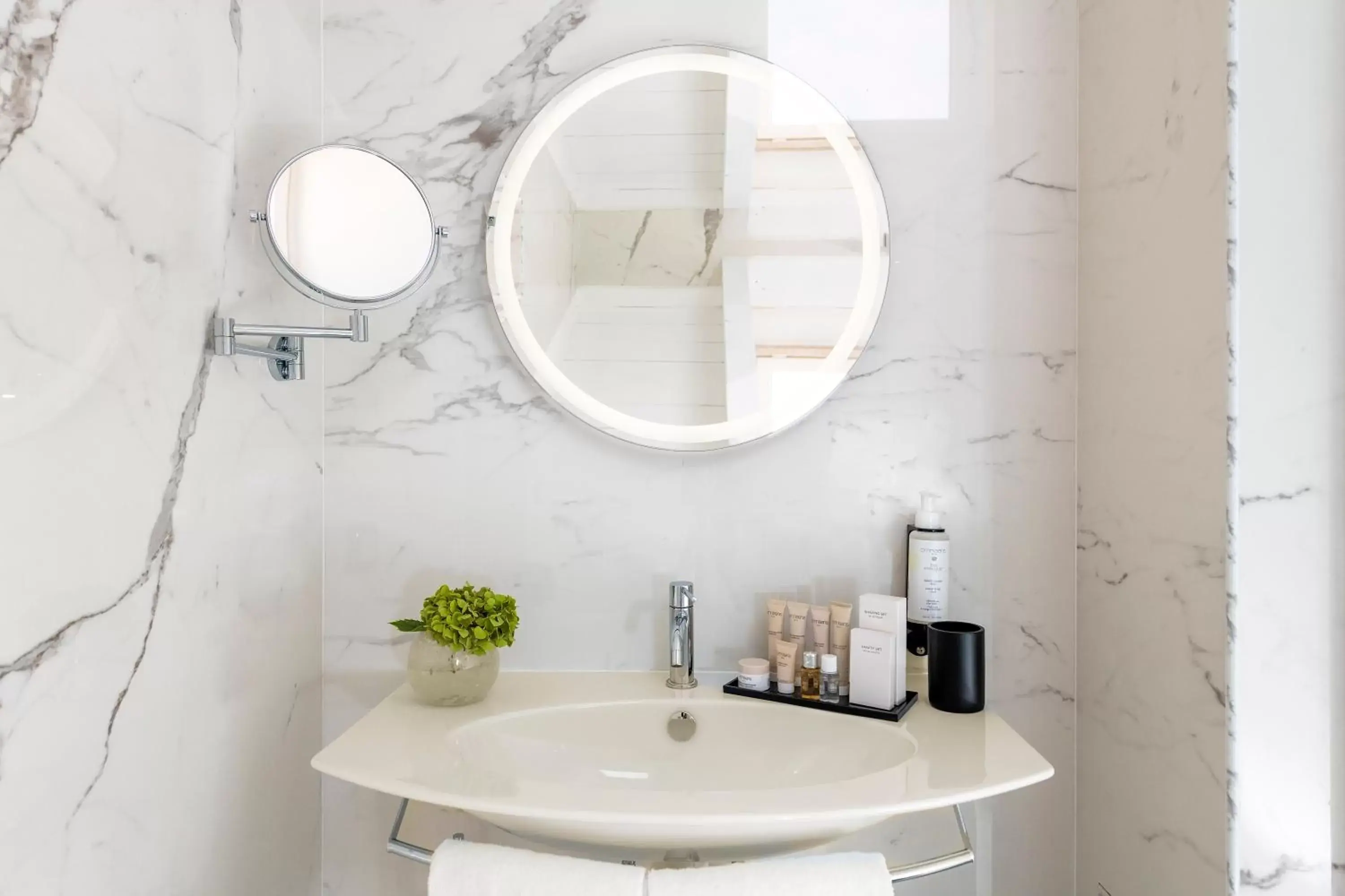 Deluxe Triple Room - single occupancy in Hotel La Ville Rome Deluxe Triple Room - single occupancy in Hotel La Ville Rome