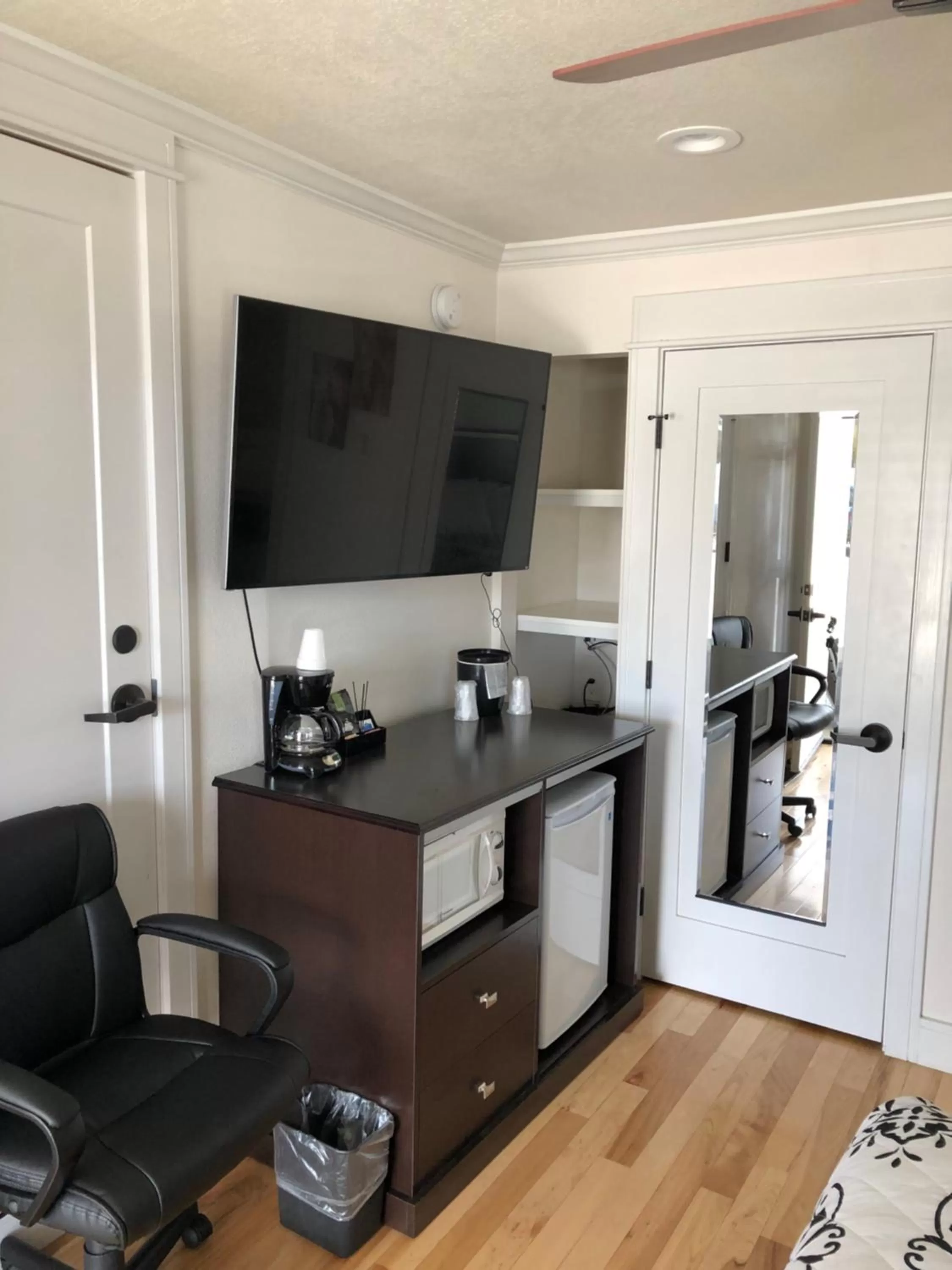 TV and multimedia in El Rancho Motel