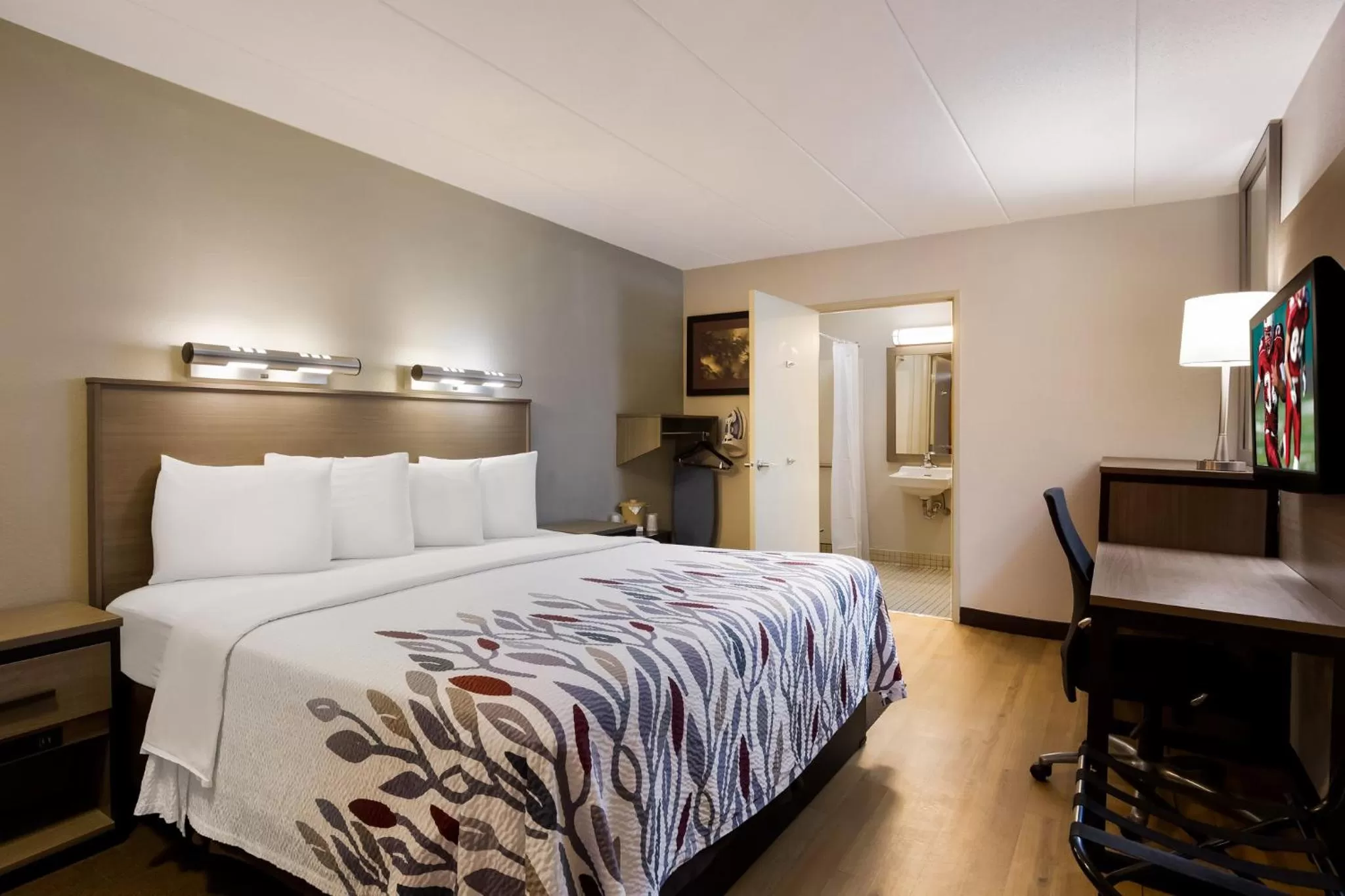 Photo of the whole room, Bed in Red Roof Inn Wilkes-Barre Arena