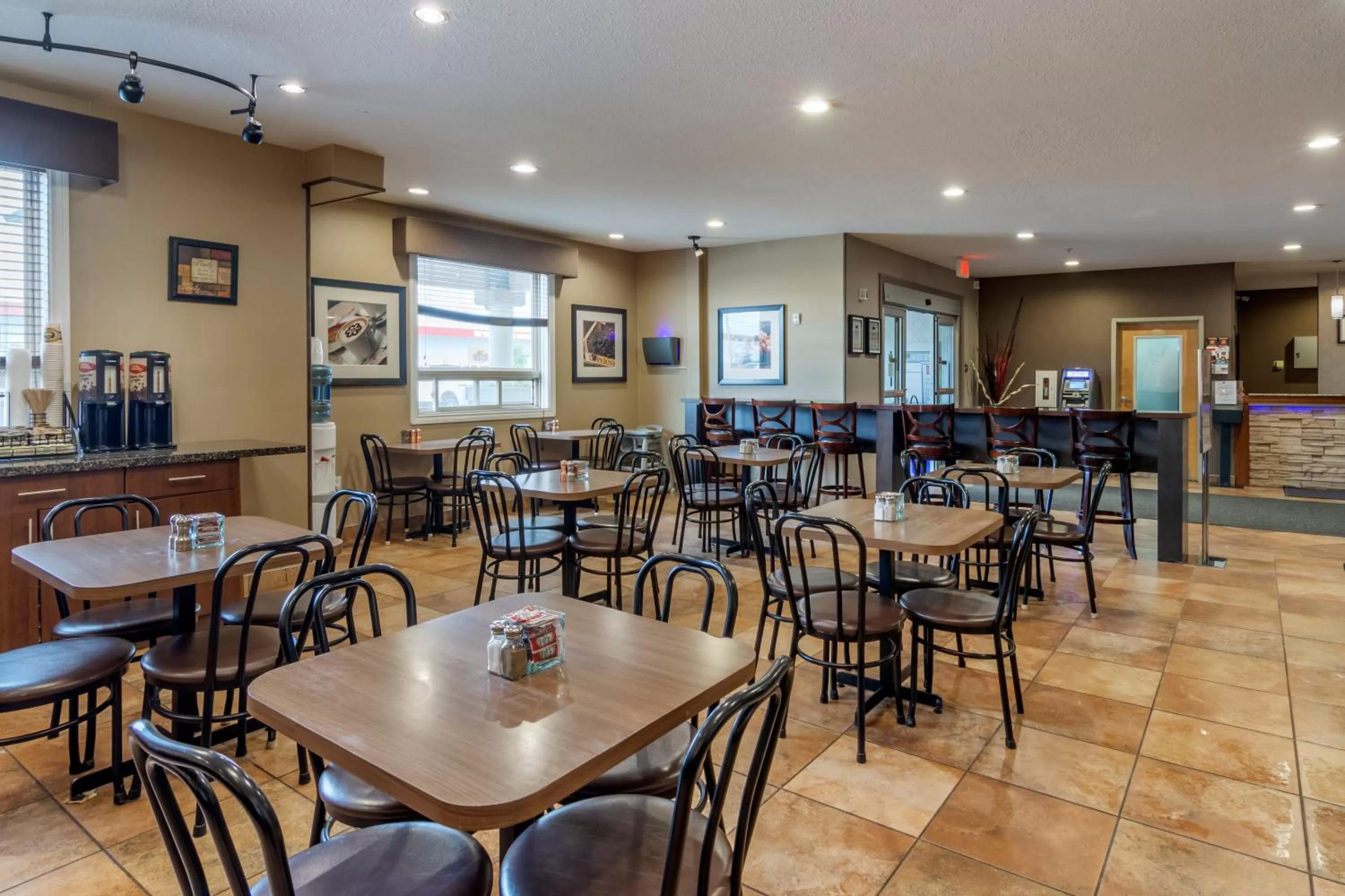 Restaurant/places to eat in Devonian Hotel and Suites