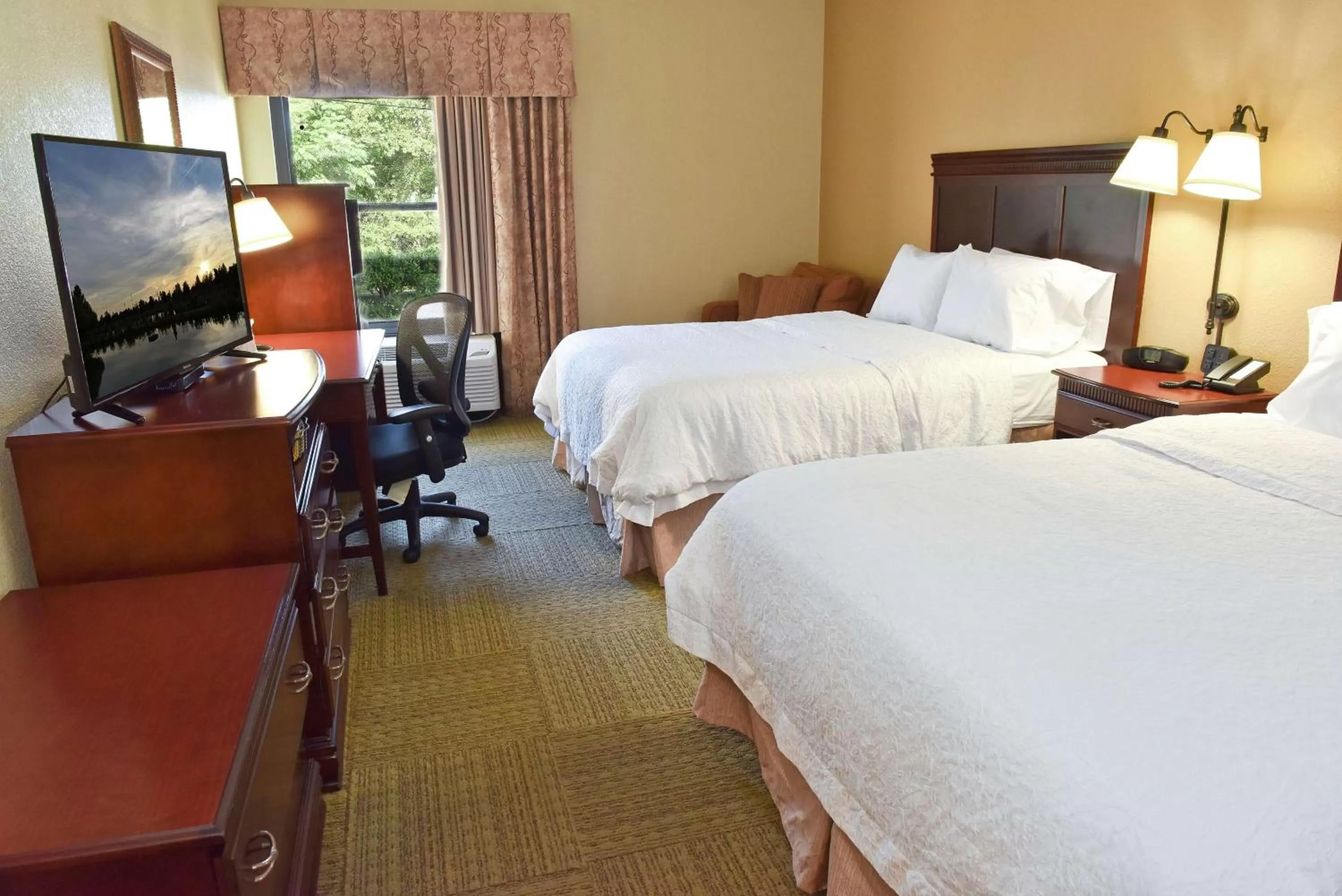 Bedroom, Bed in Hampton Inn Ruston