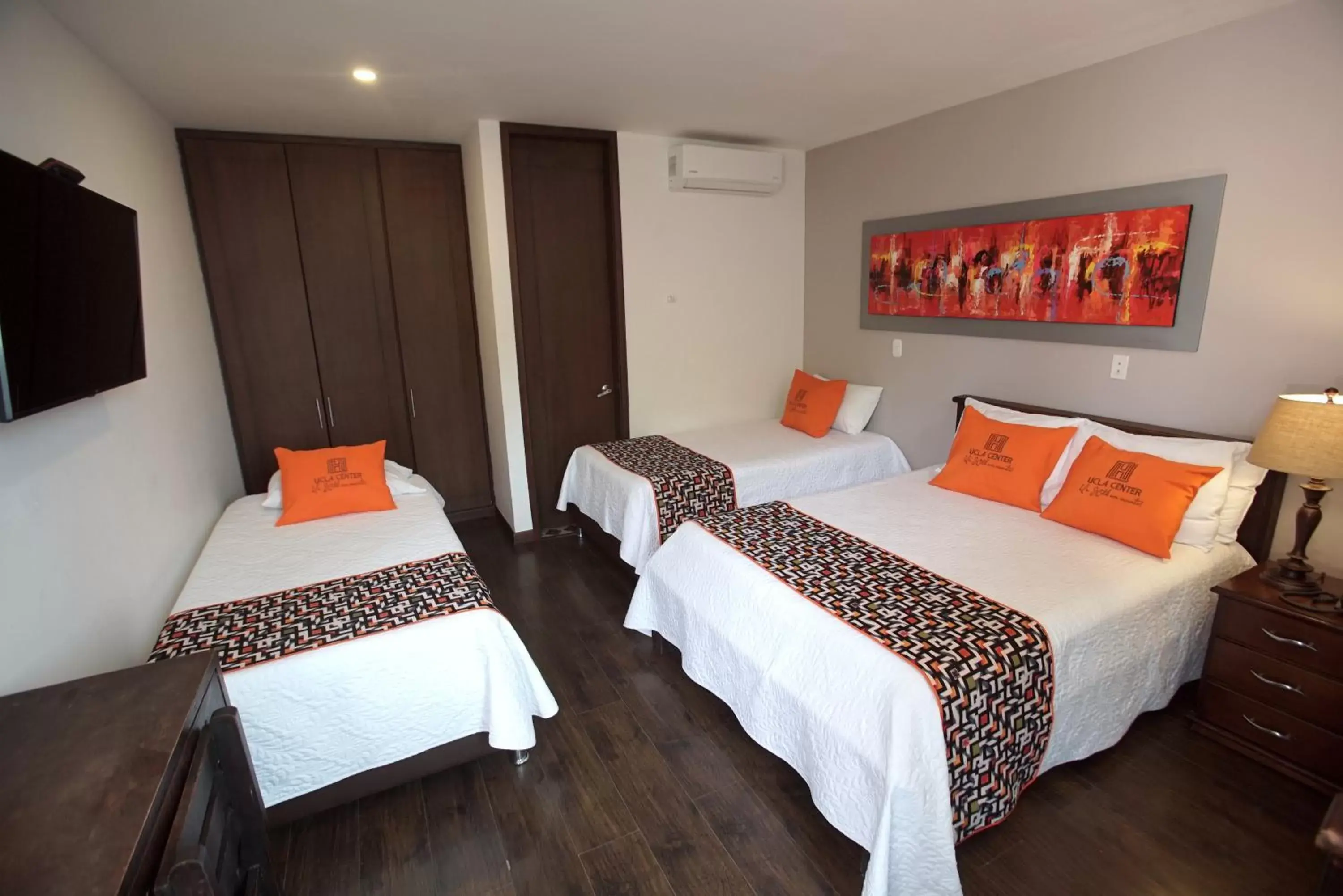 Standard Triple Room in Hotel Ucla Center Standard Triple Room in Hotel Ucla Center