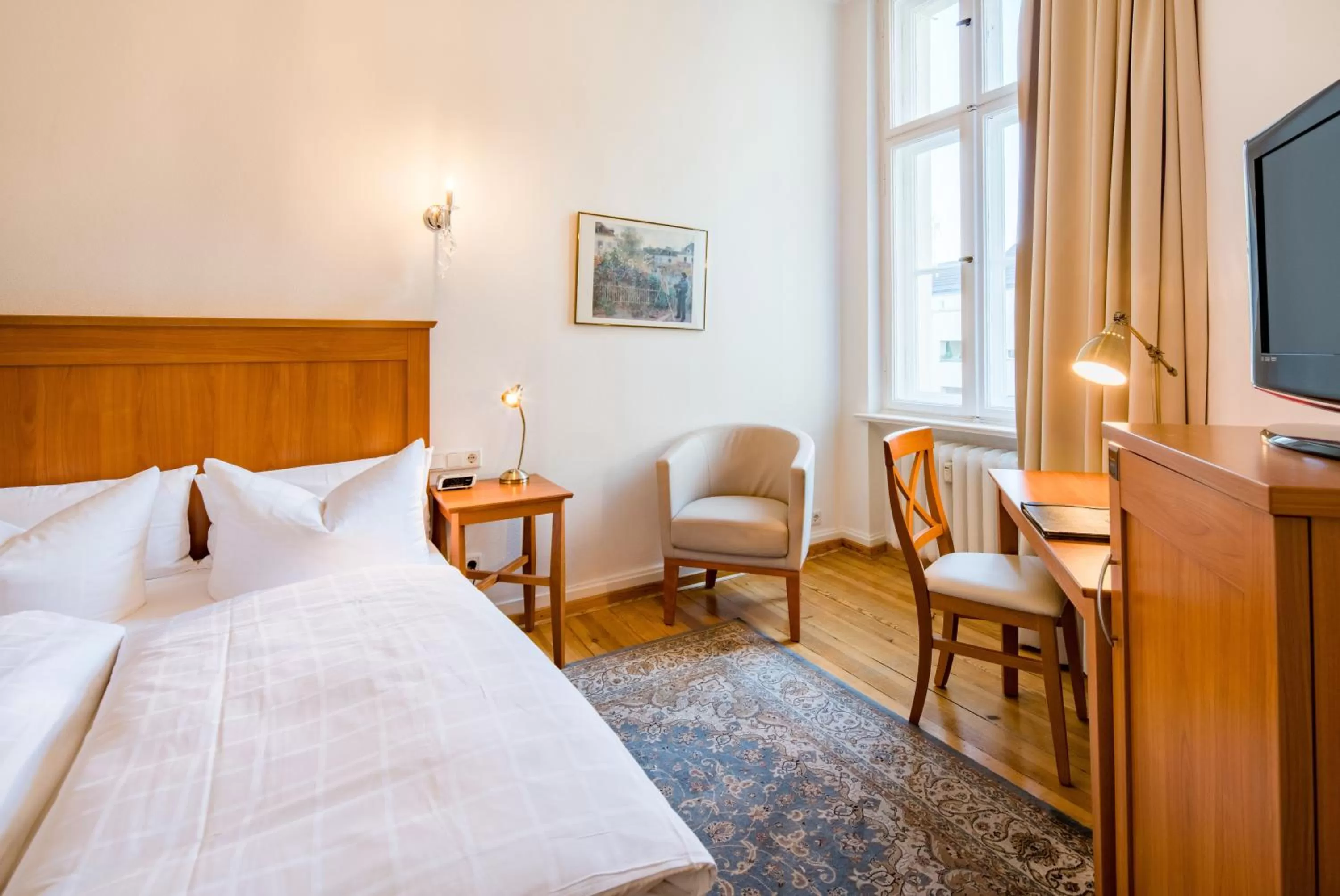 Shower, Bed in Hotel Brandies Berlin GmbH