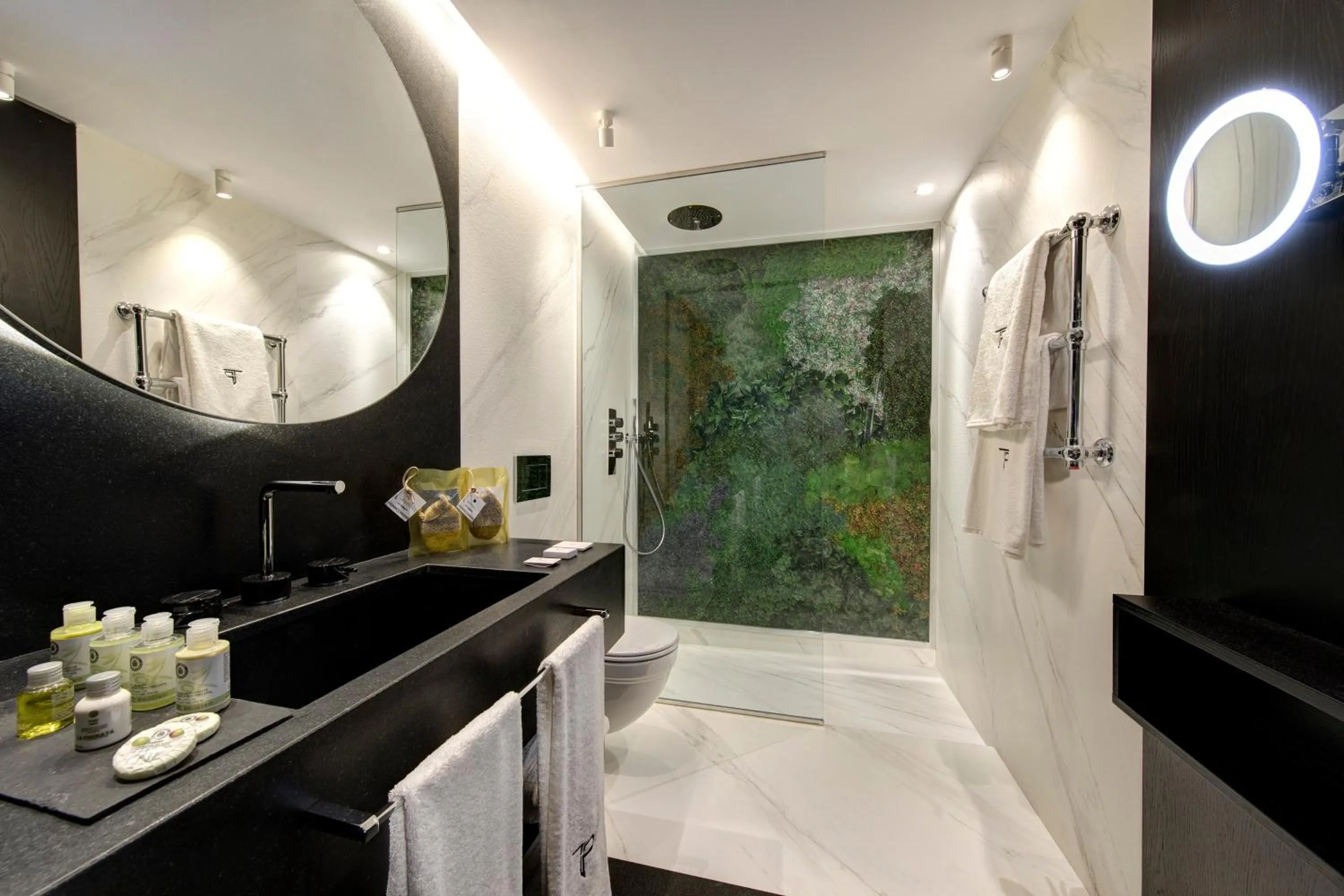 Shower in Casa Almagro by The Pavilions Hotels & Resorts