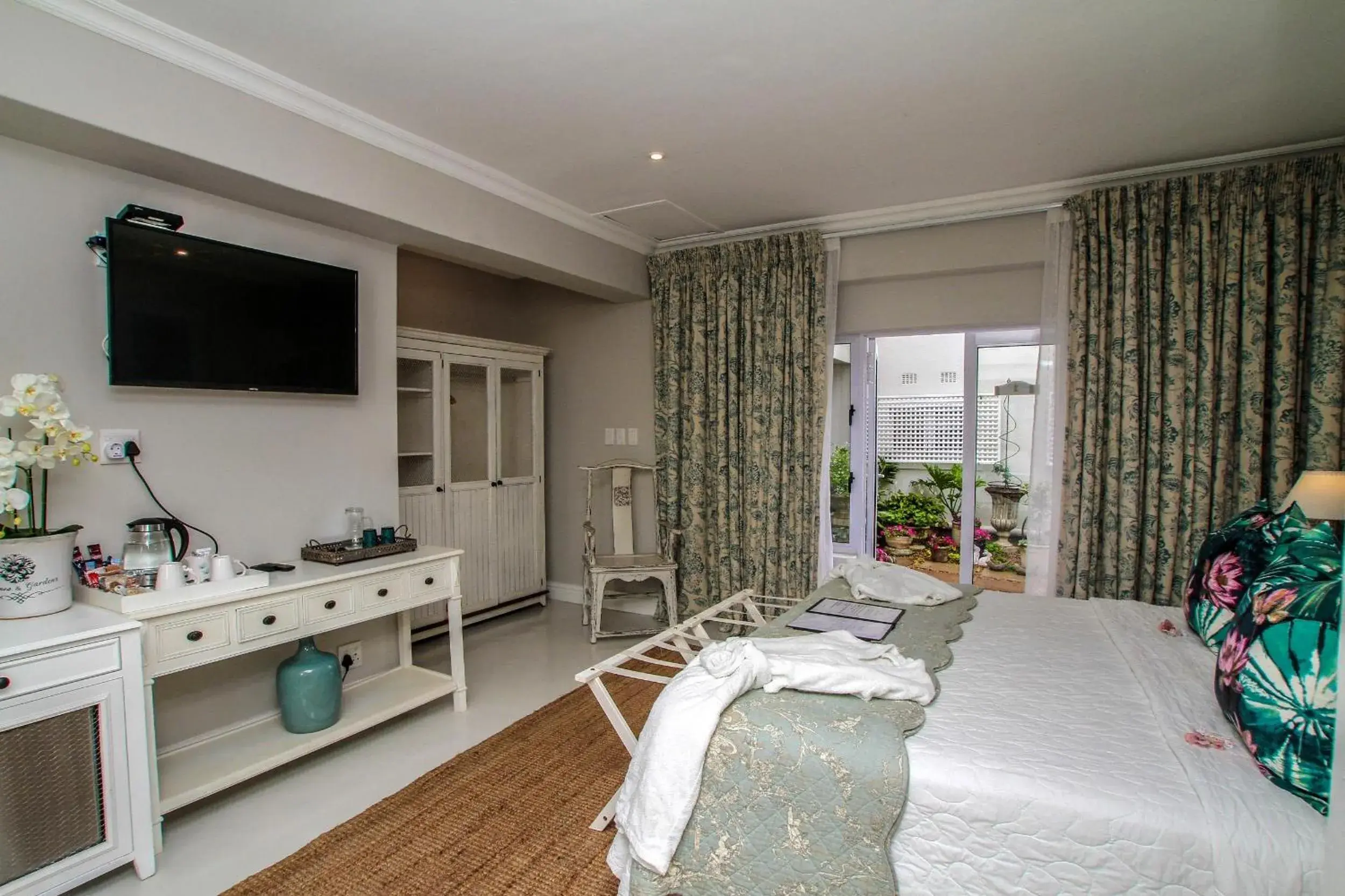 Twin/Double Room - single occupancy in Sandals Guest House Twin/Double Room - single occupancy in Sandals Guest House
